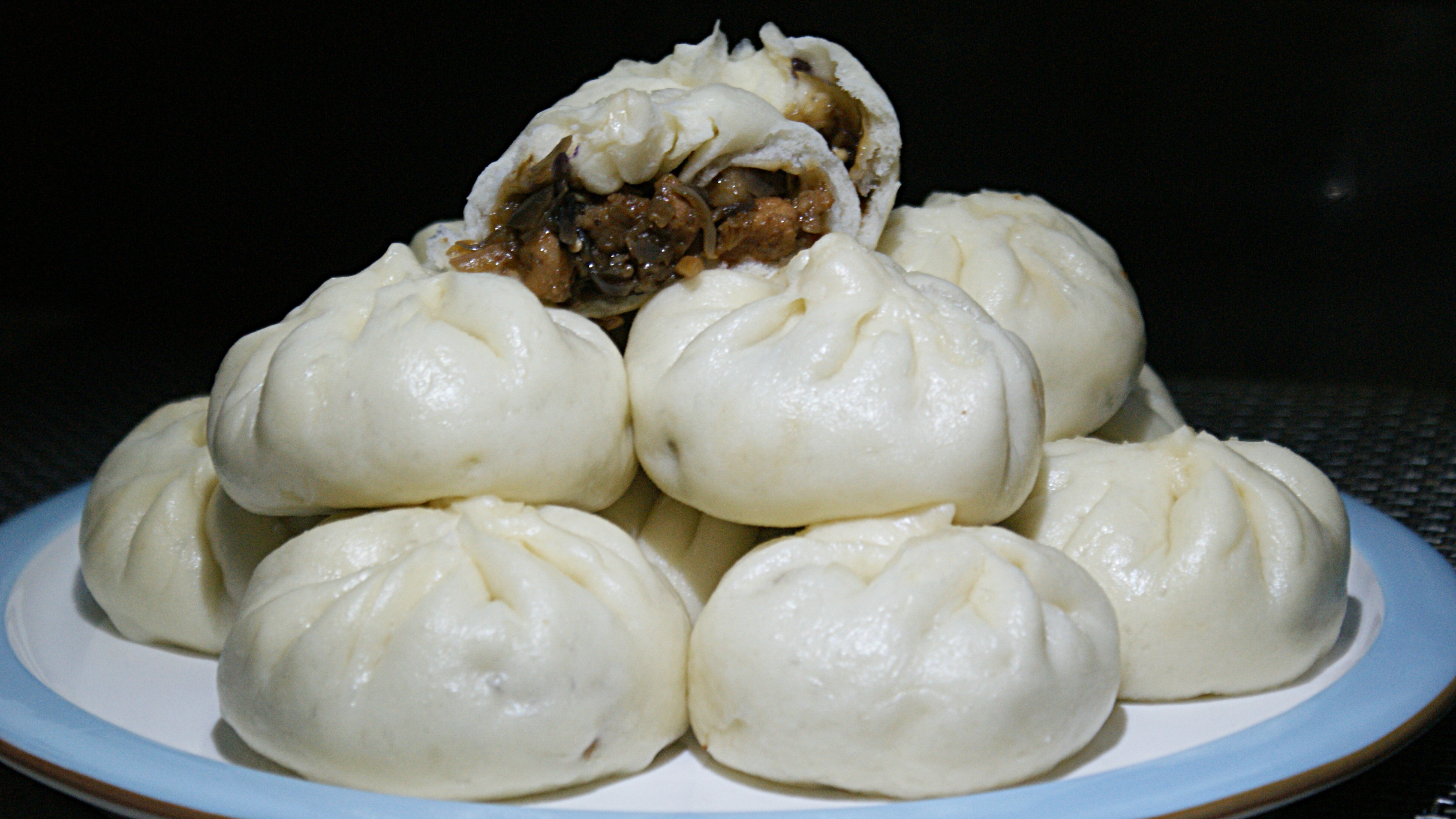山东人爱吃的各种馅料的大包子,今儿是茄子肉丁馅,酱香味道浓郁