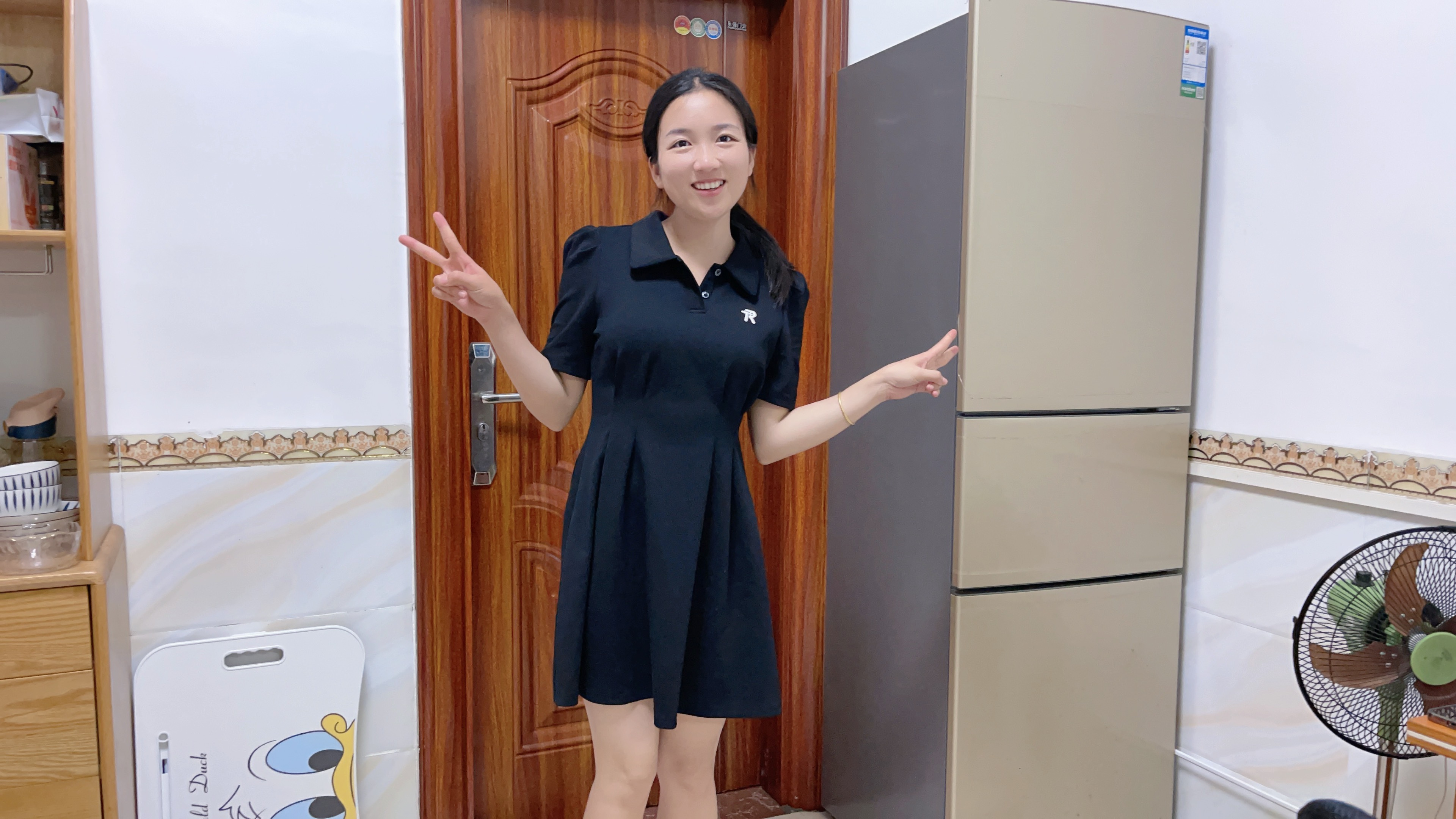 娶了99年的小媳妇，天天穿小短裙在老公面前跳舞，他却无动于衷