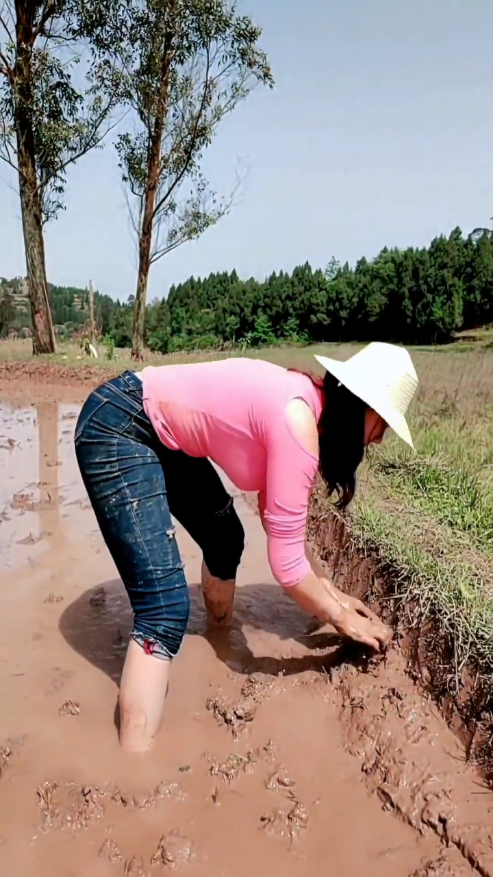 这就是农村的儿媳妇,没有涂脂抹粉,每天都在田里干农活