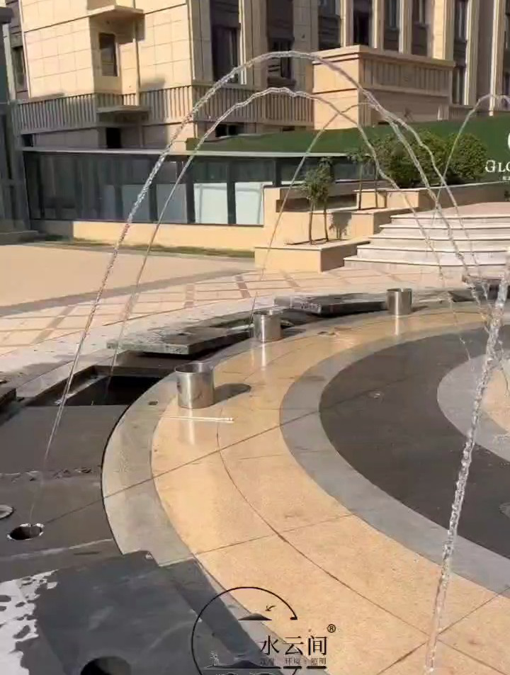 像拱门一样的波光泉公园广场波光跳泉水景