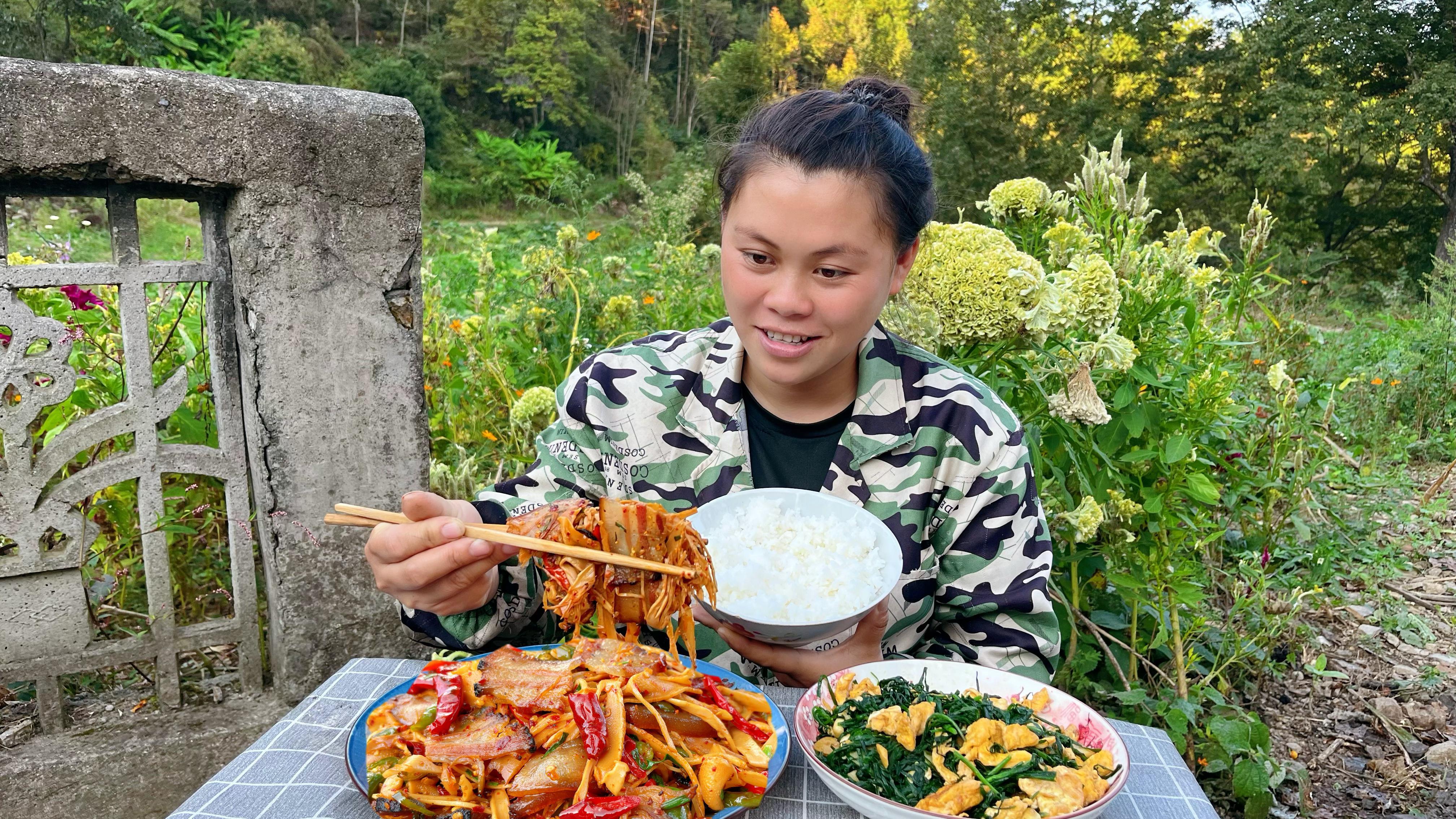 欧妹干完活做个竹笋炒腊肉,再炒一盘韭菜鸡蛋真是太下饭