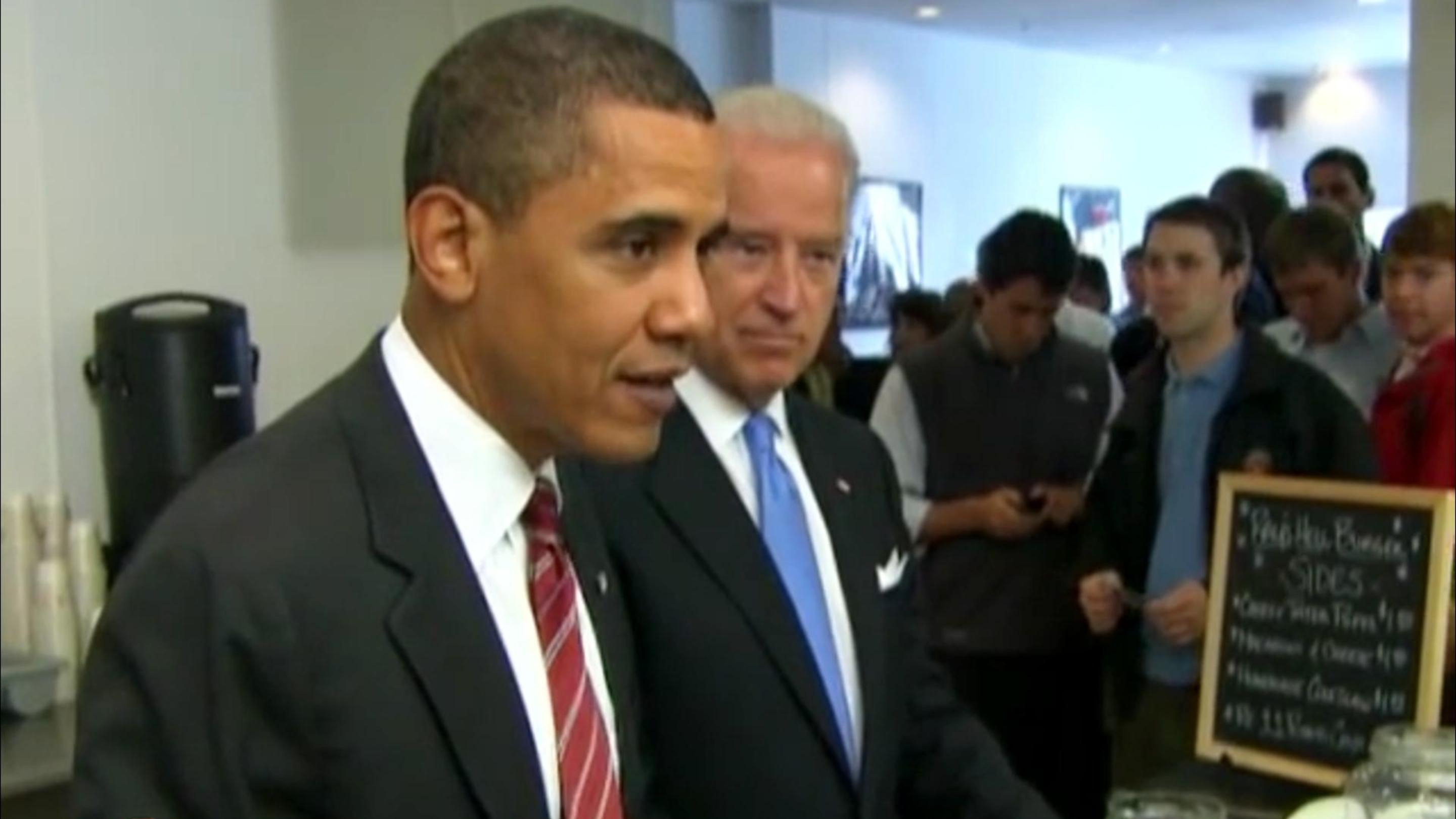 2009年奥巴马吃汉堡影像：副总统拜登紧随其后，菜单价美物廉！