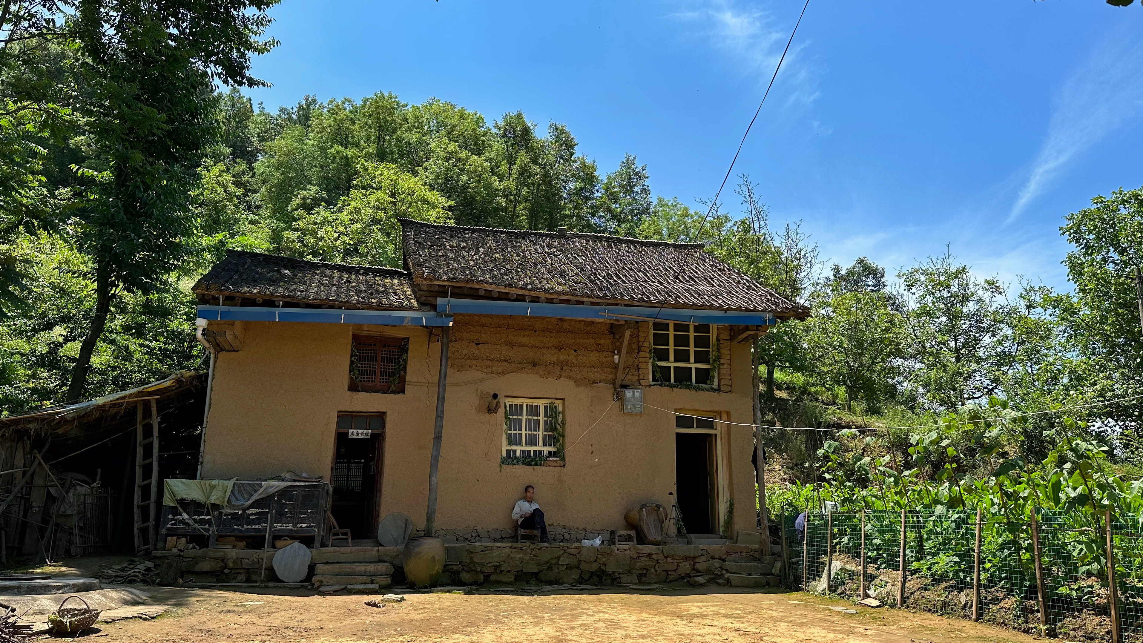 姨夫和两老表来家里,杀土鸡炒腊肉招待,感谢平台送的端午礼箱