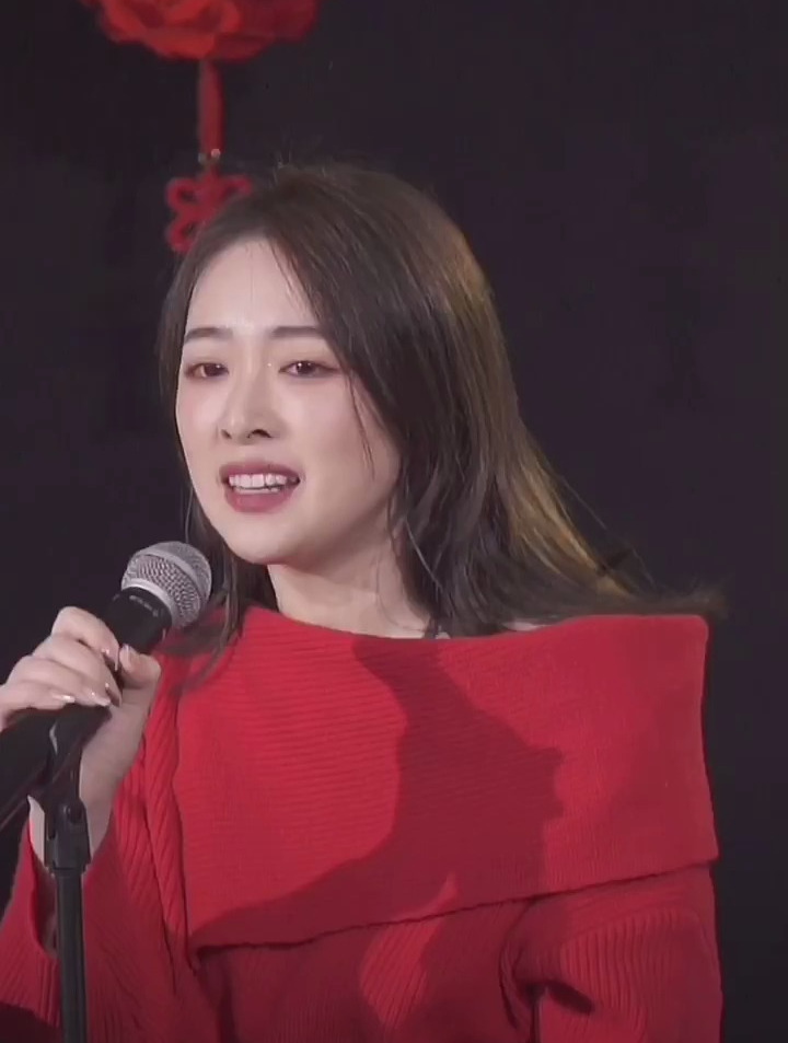 美女梁文静直播演唱《红太阳照边疆》欢迎大家观看-度小视