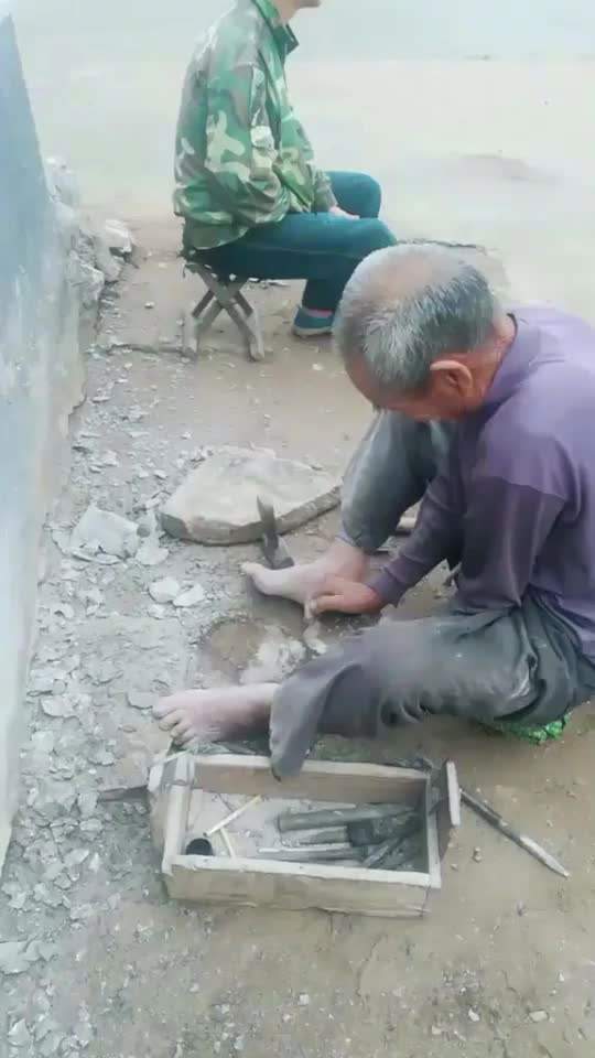乡村正在消失的老行当:石匠(大家给手艺人点个)石匠又是鲁班仙师的第