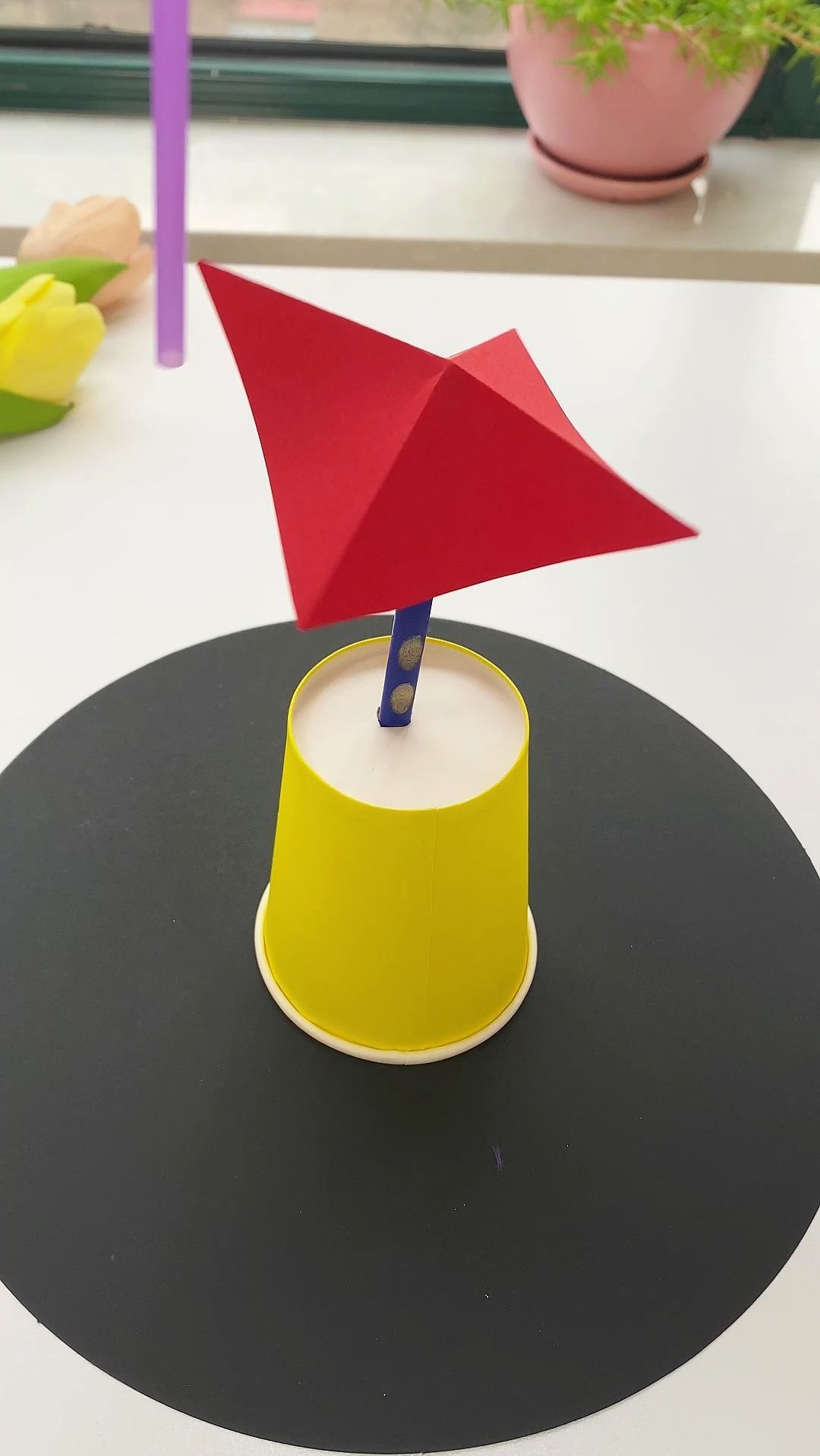 一个纸杯,一根吸管和一张纸就可以做一个静电小风车!