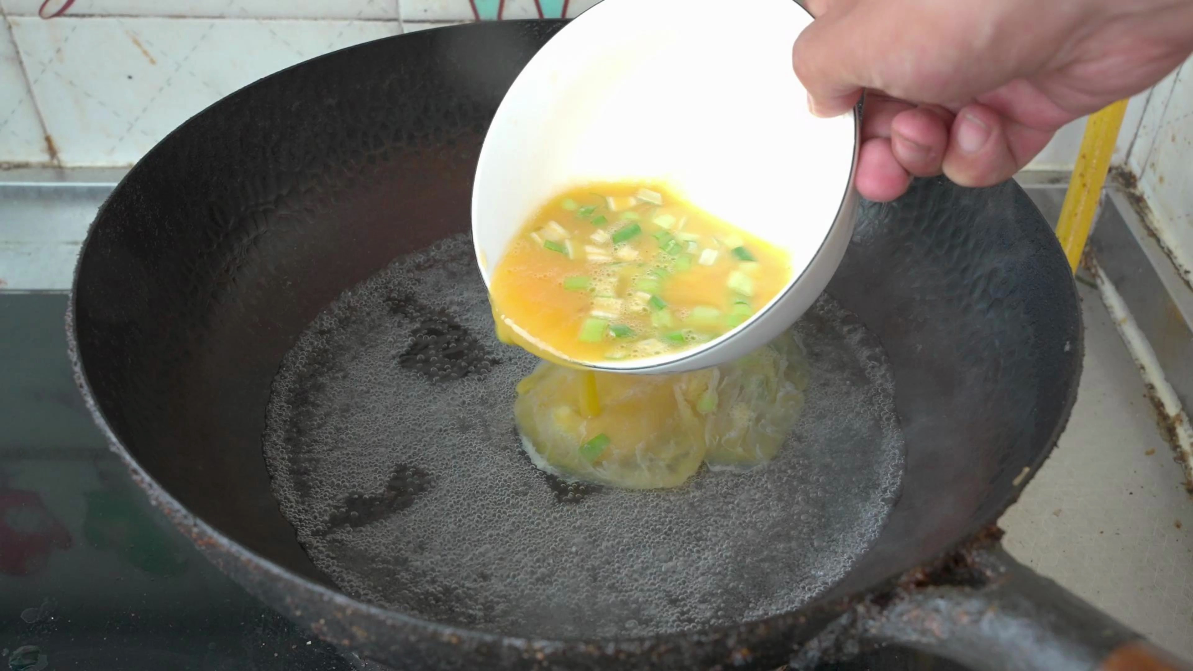 清水炒鸡蛋才是鸡蛋滑嫩的关键，不放1滴油，看酒店大厨正确做法