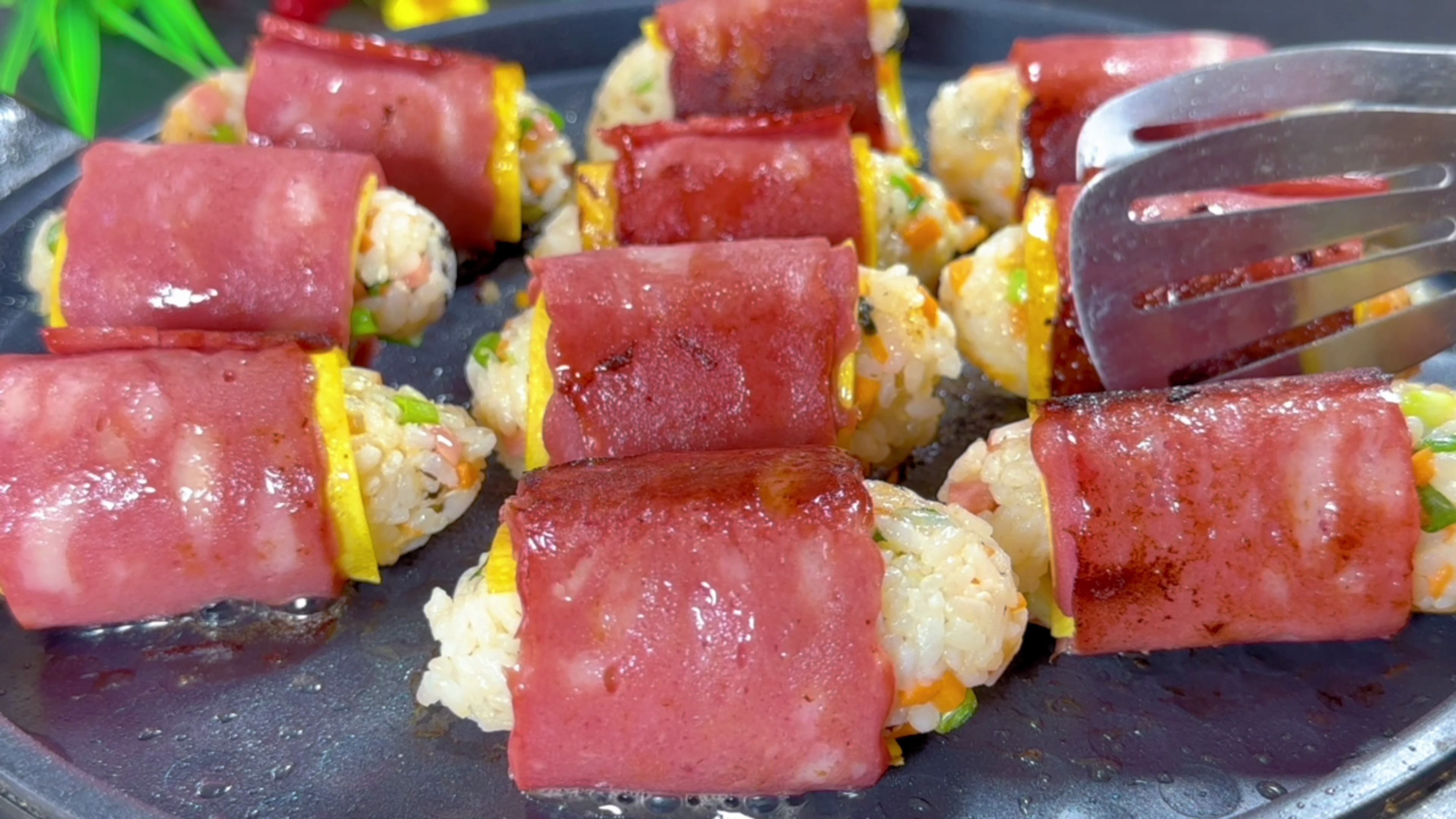 剩米饭和鸡蛋这样做真好吃,卷一卷,煎一煎,孩子一天6顿吃不腻