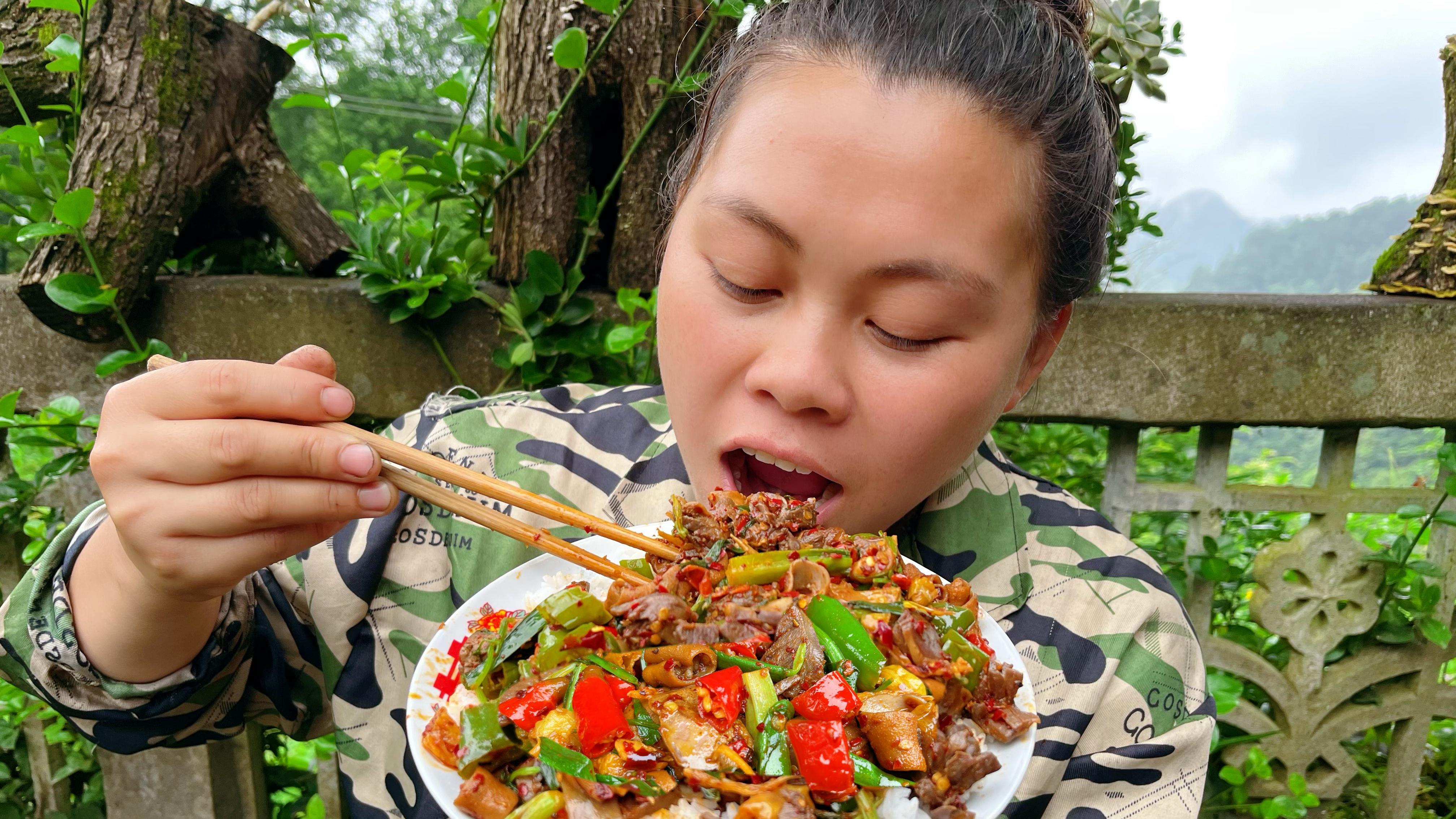 割点芭蕉叶喂兔子,再做个爆辣鸭杂,配上一堆泡椒一人一盘真下饭