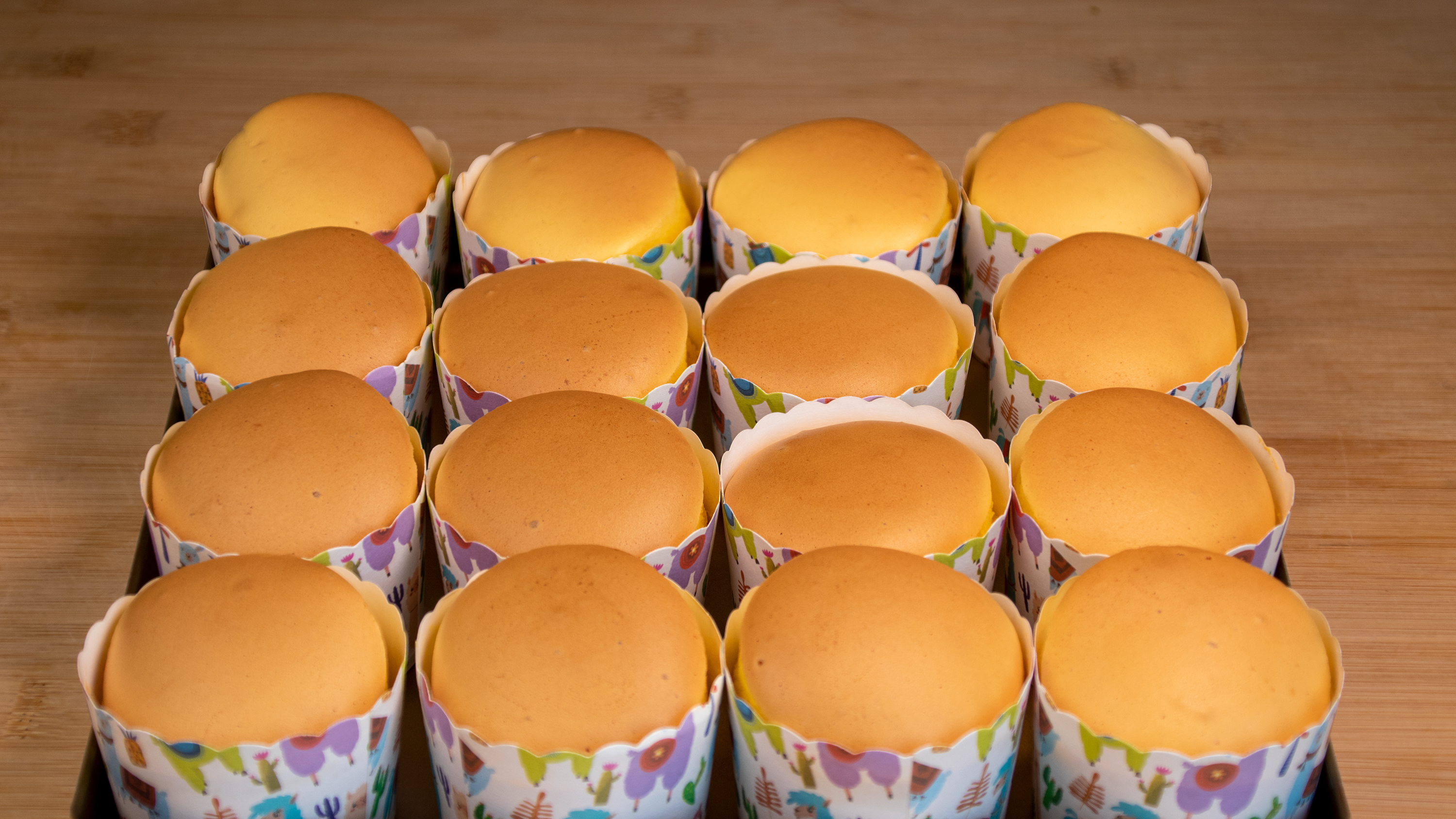 纸杯蛋糕在家也能做，松软香甜不开裂，做法超简单，新手一看就会