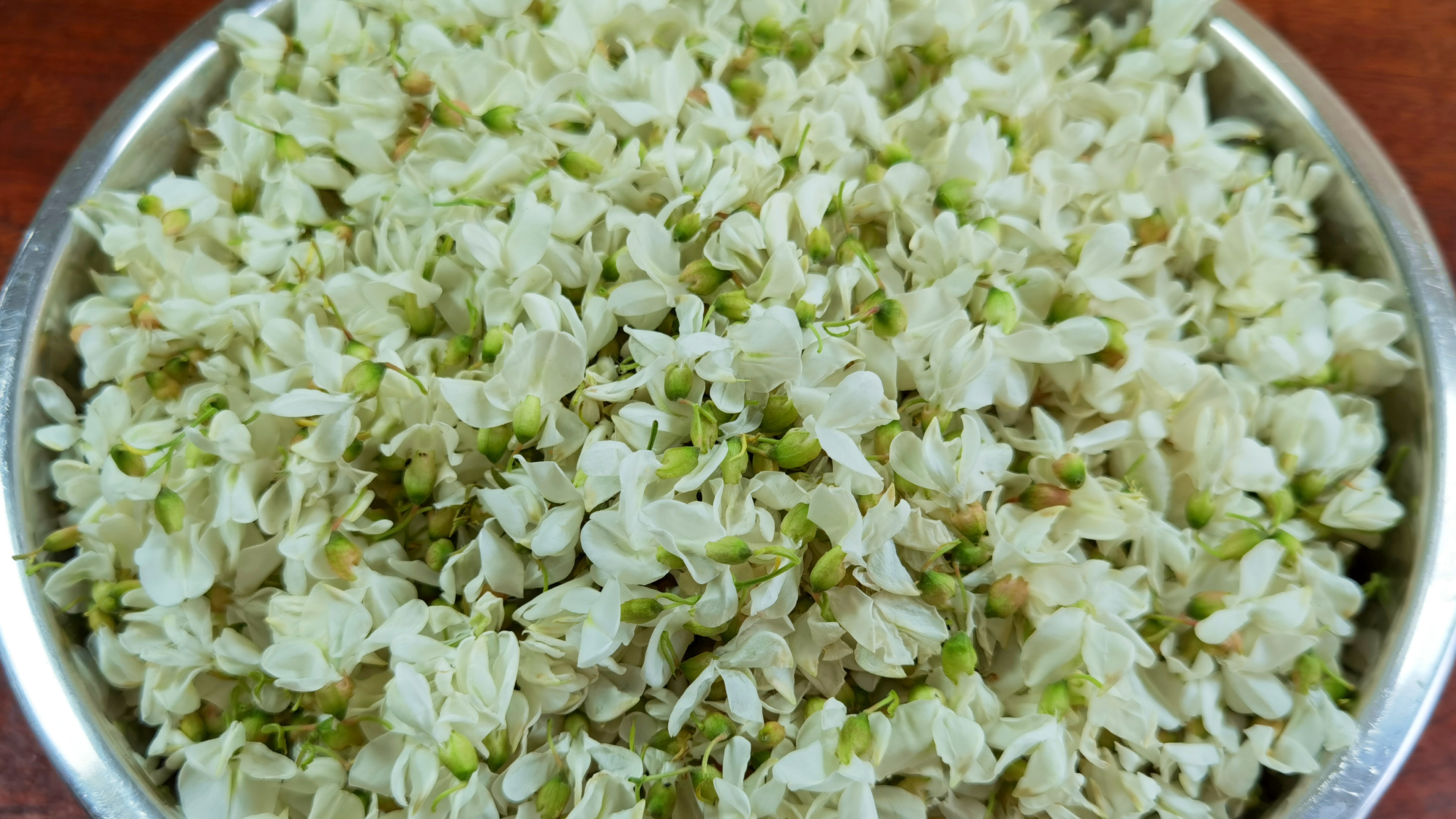 五月槐花香,这个做法太好吃了,不蒸也不炒,鲜嫩美味,满嘴留香