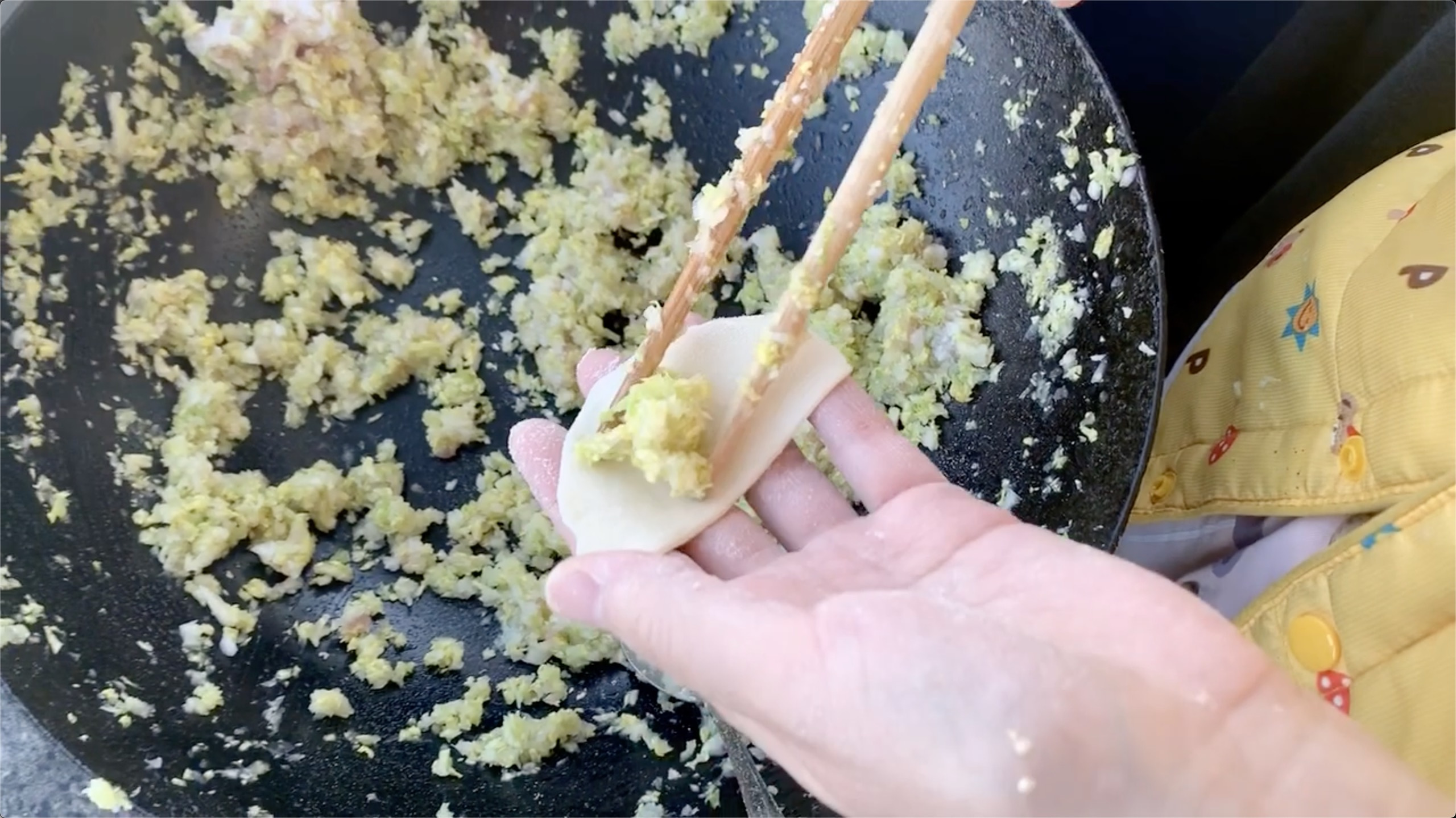 包了几十年馄饨,家里一直用这包法,简单漂亮,看一眼就学会