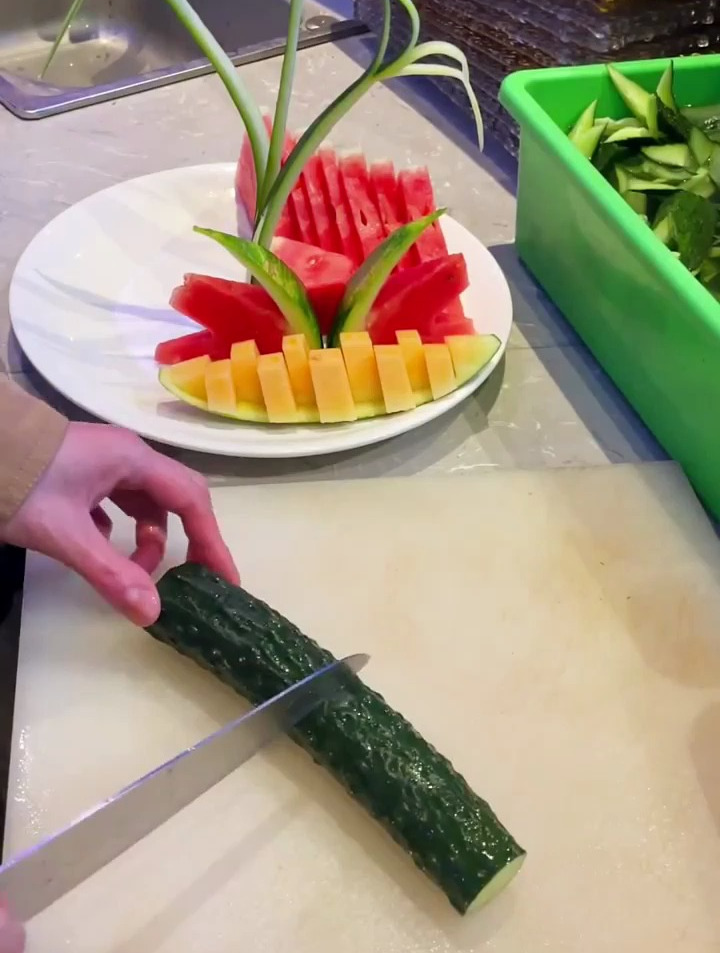 一分钟教你一份简单的花式水果拼盘 摆盘小技巧