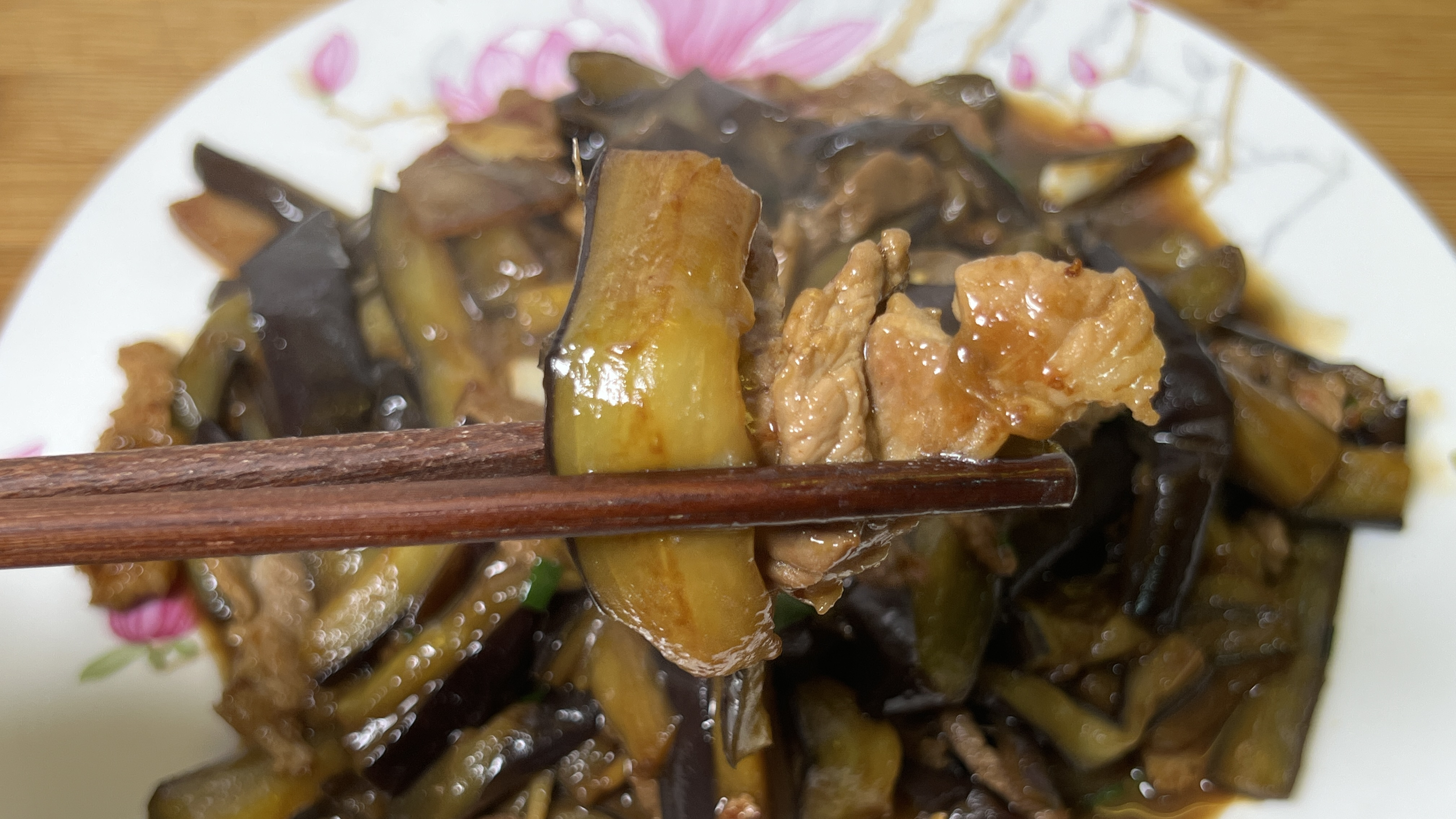 茄子肉丝在家这样炒，不用过油，茄子咸香入味，肉丝滑嫩，超下饭