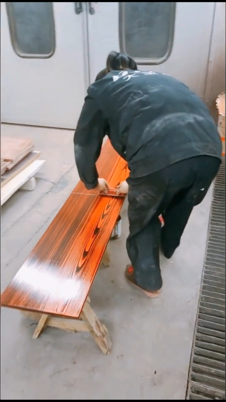 凳子翻新拉木纹漆视频,小小工具轻松做到仿实木效果-度小视