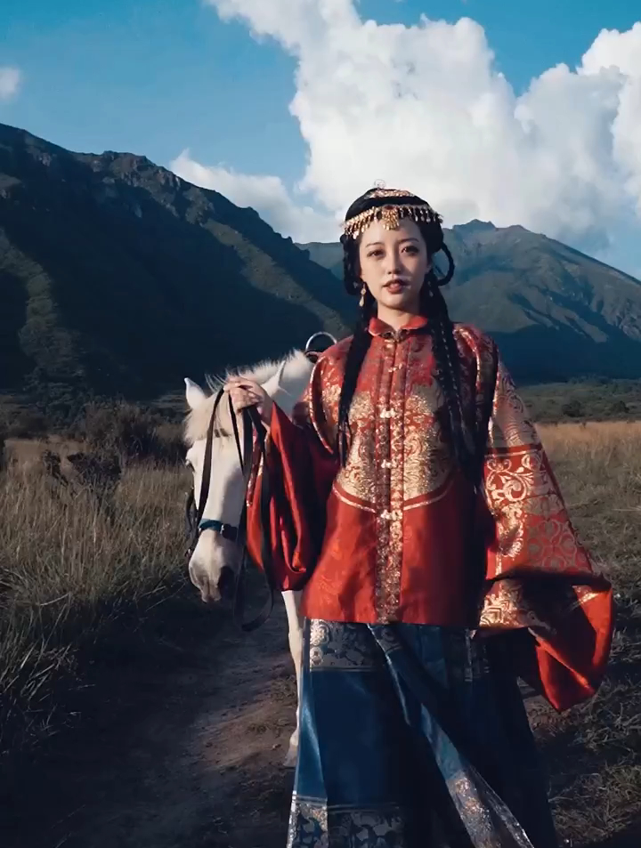 美女穿传统马面裙骑马,马面裙就是飒,想试试的人记得收藏