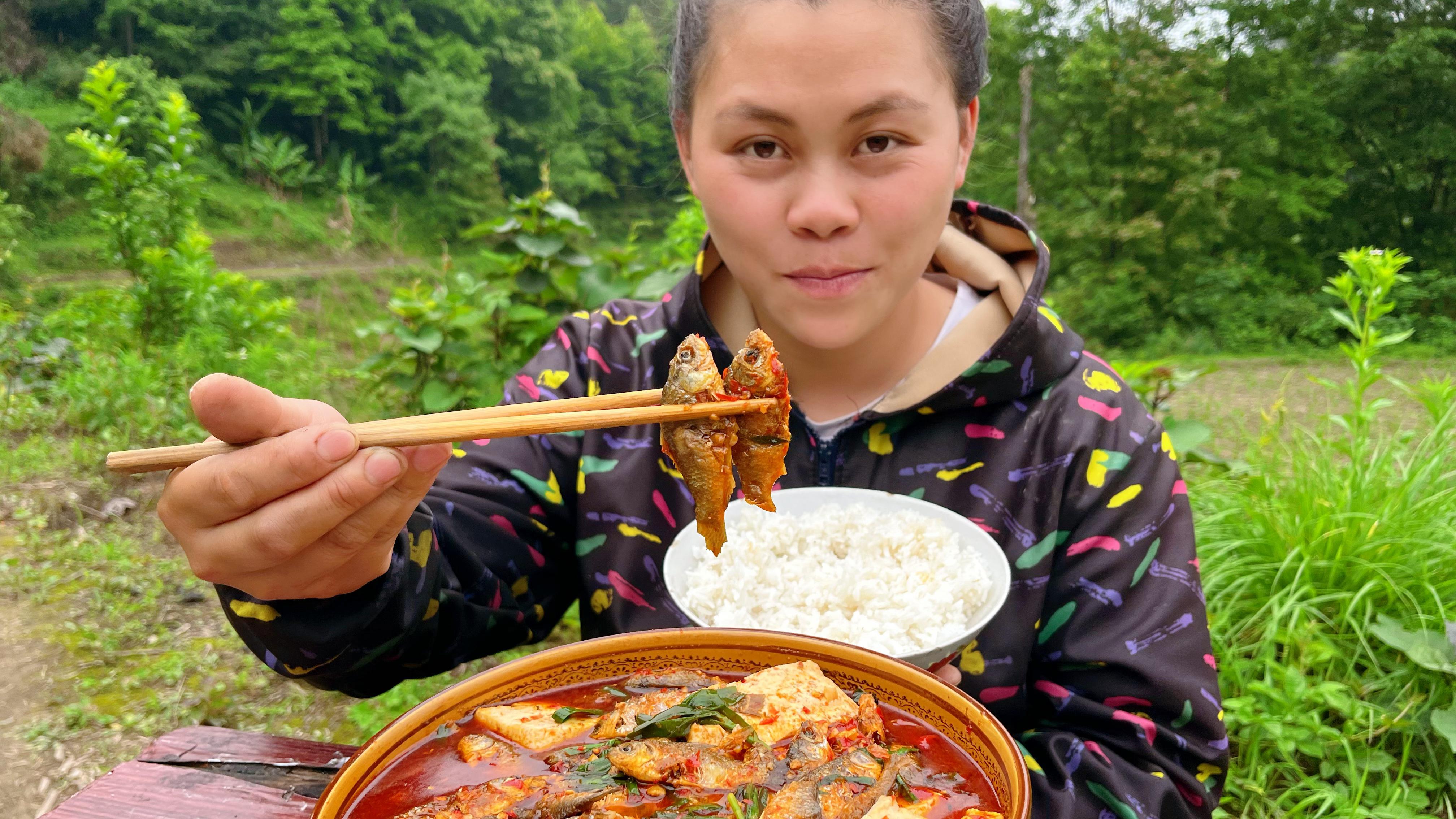砍些竹竿做豆架,再做个酸辣小河鱼,下酒又下饭一口吃一条真过瘾