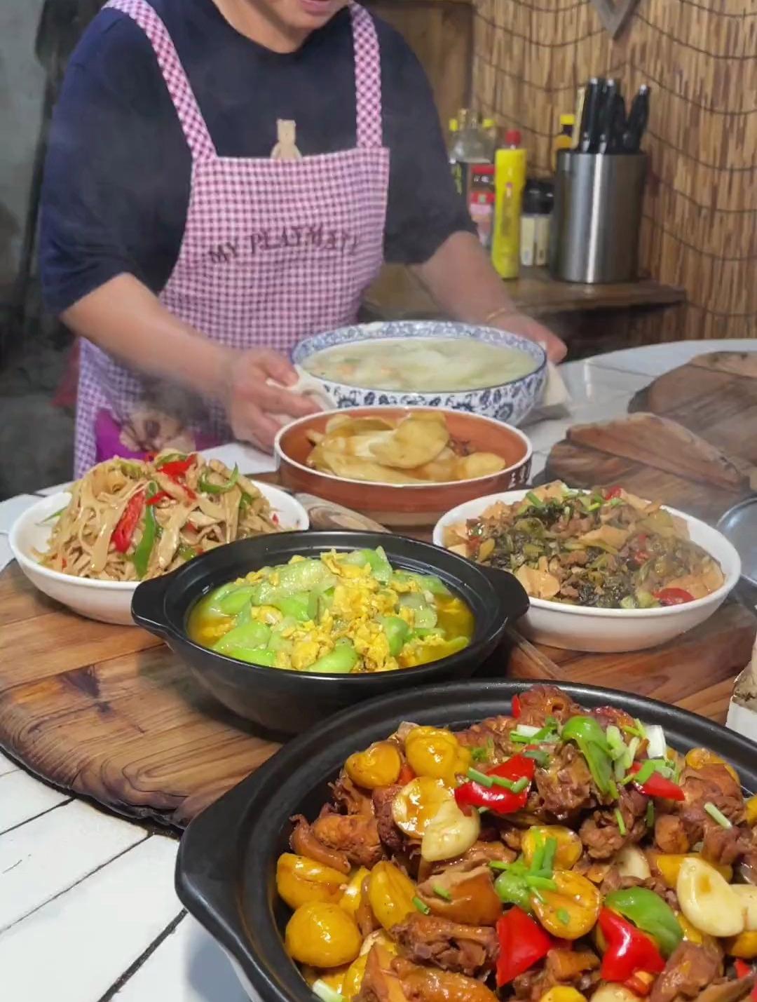 如果我拿出婆婆做的地锅鸡贴饼子,请问阁下又该如何应对呢?