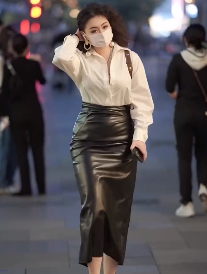 街拍黑色皮裙性感美女,把丰满二字体现得淋漓尽致,不喜欢算我输-度小