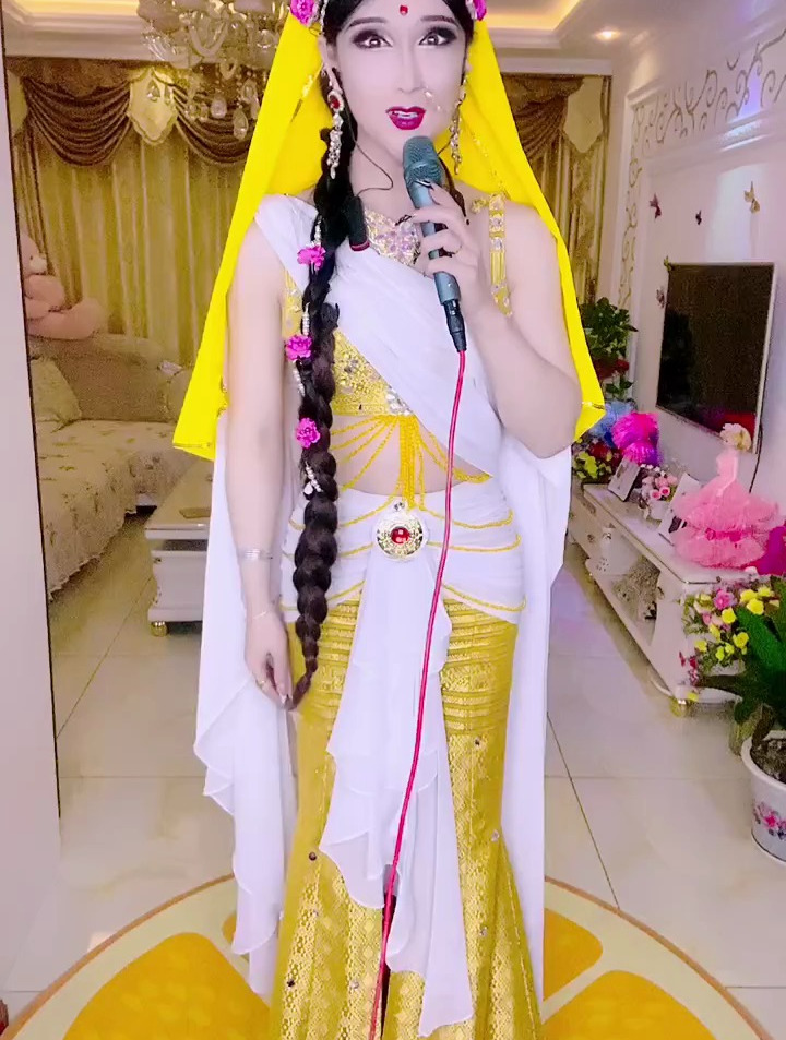 大家好啊.我是男扮女装的反串演员,感谢大家喜欢