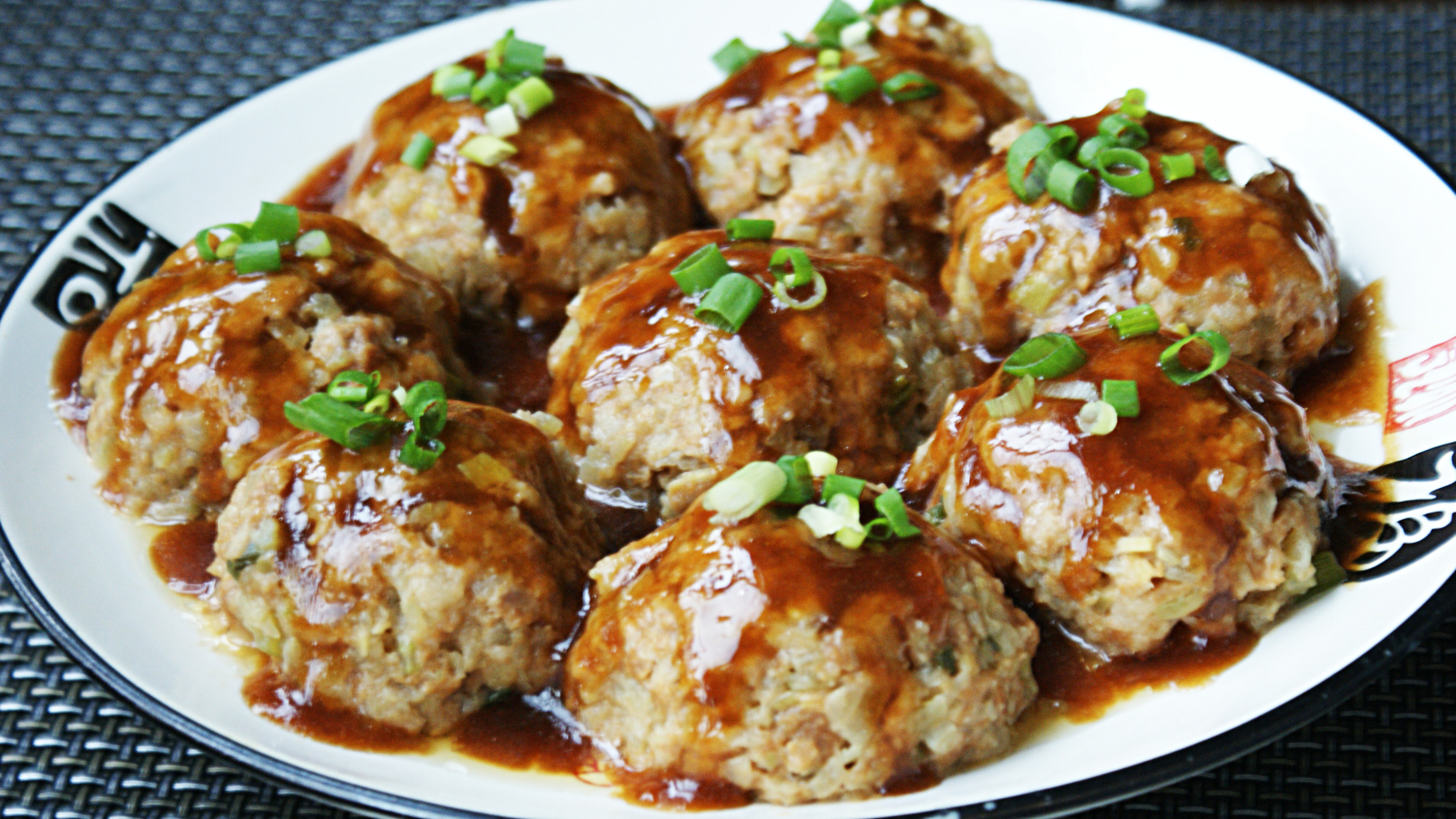 用蒸制的方法做出的冬瓜大肉丸,保留住营养,味道还鲜香软嫩