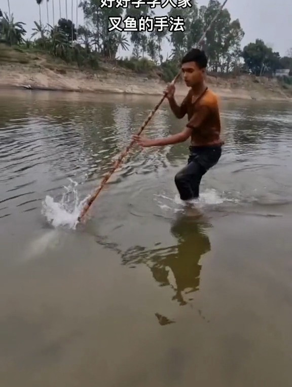 好好学学人家叉鱼的手法还有表演的技巧 钓鱼 抓鱼