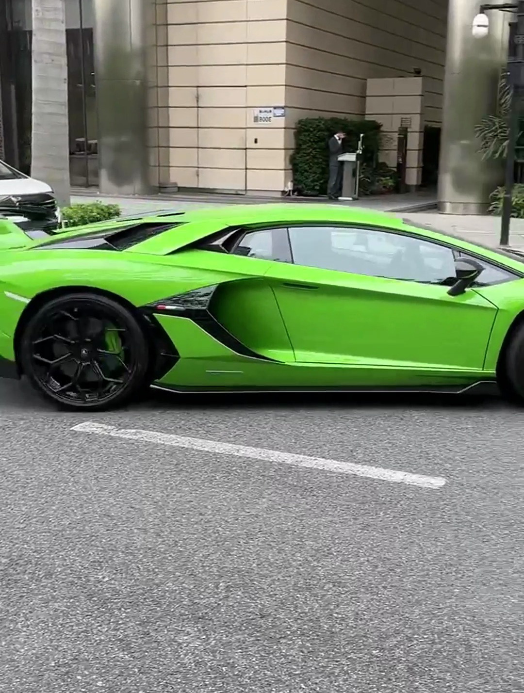 偶遇梦思思开兰博基尼限量版,不愧是富婆,豪车配深圳湾一号豪宅