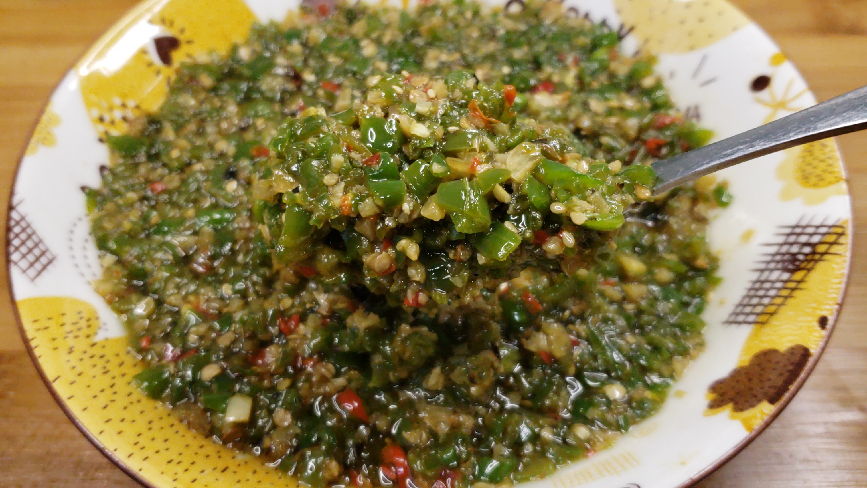 这个辣椒酱太简单了，但是口感却超香，夹馒头，拌面条都好吃