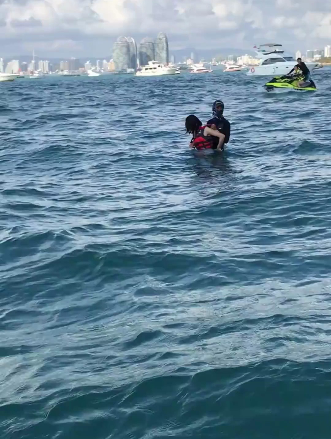 美女挑战水上飞人,不料教练直接公主抱,全场的男士都羡慕了!