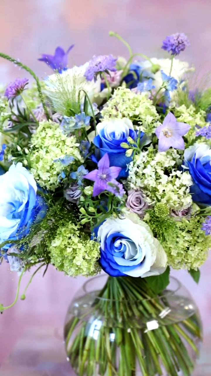 螺旋手法,蓝白双色玫瑰经典圆形花束制作技巧