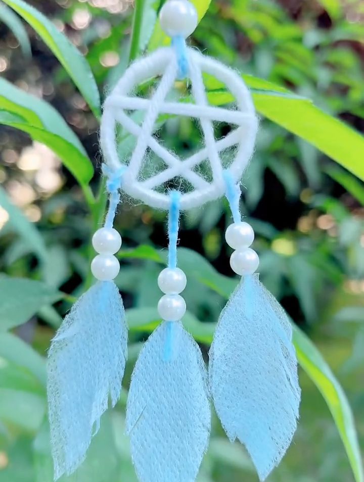 用不要了的口罩来做一个梦幻的捕梦网钥匙扣当礼物吧