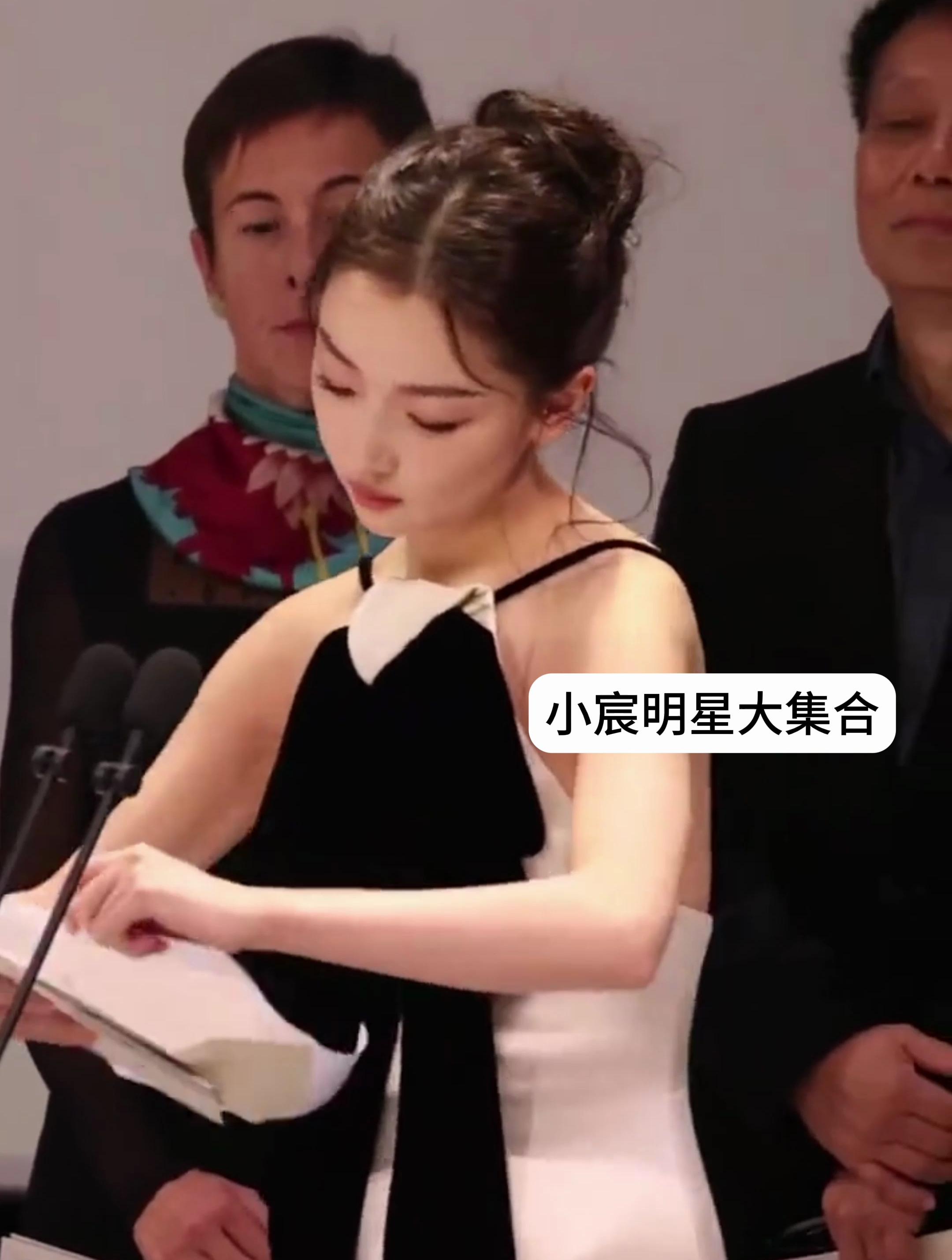 周冬雨侧颜好美啊!