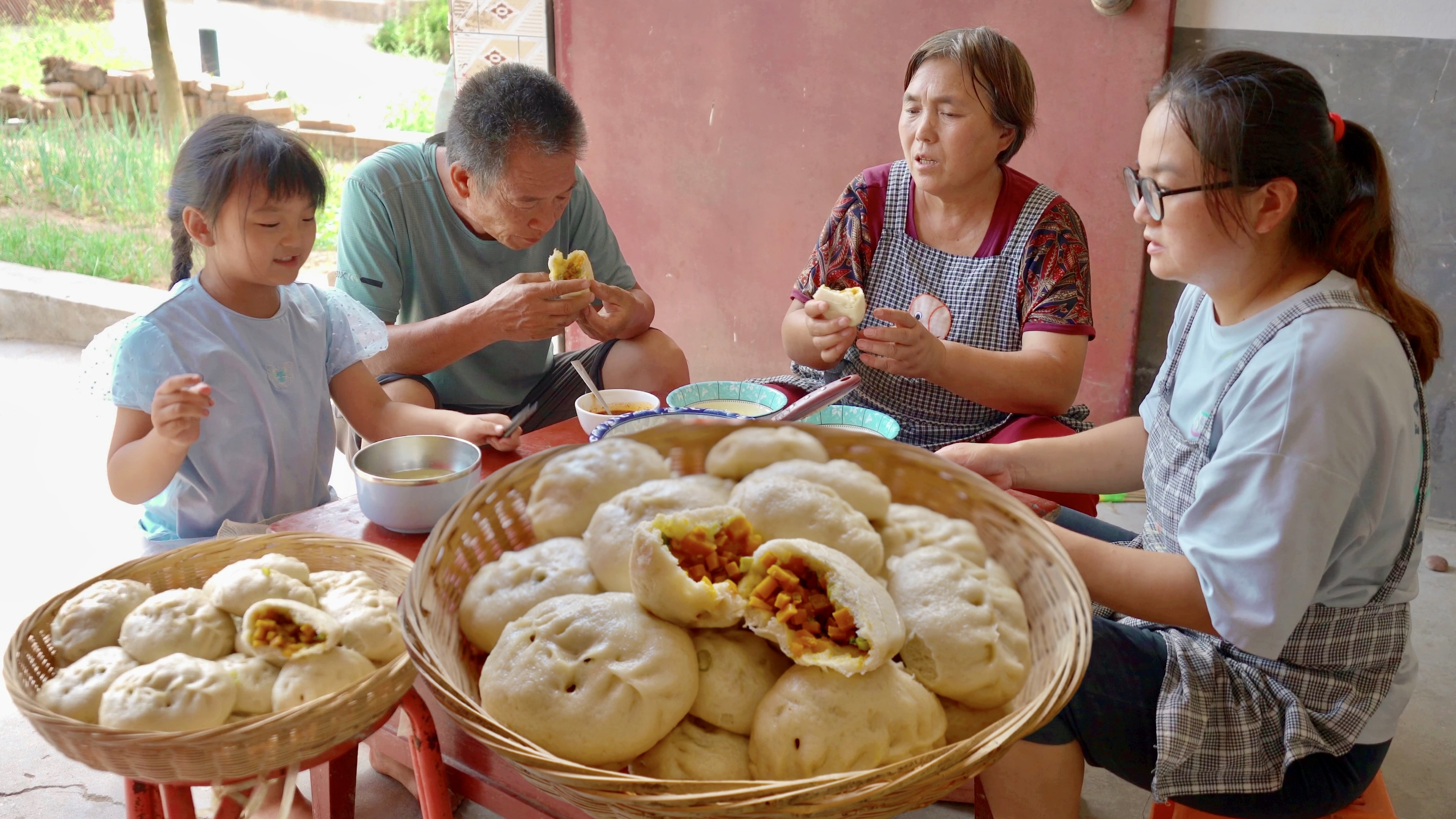 摘几个老南瓜，蒸几笼南瓜包子，又甜又辣真好吃！