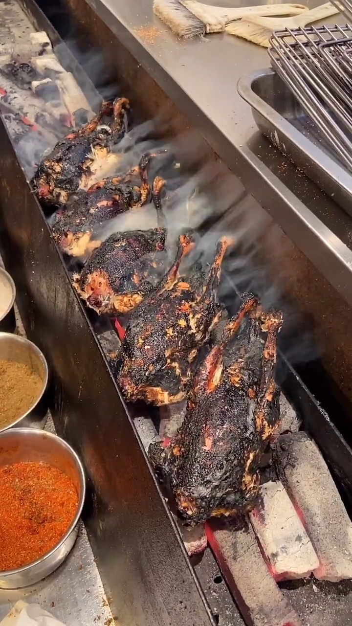 这是我见过最牛逼的烧烤眼前一幕恕我直言有被恶心到