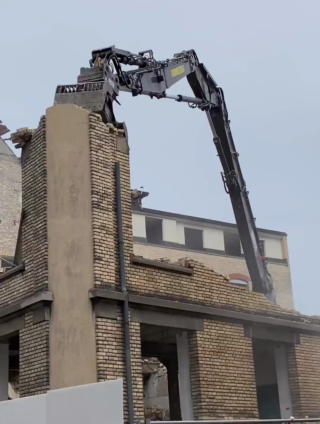 沃尔沃拆楼机,开始工作的那一刻,太震撼了-度小视