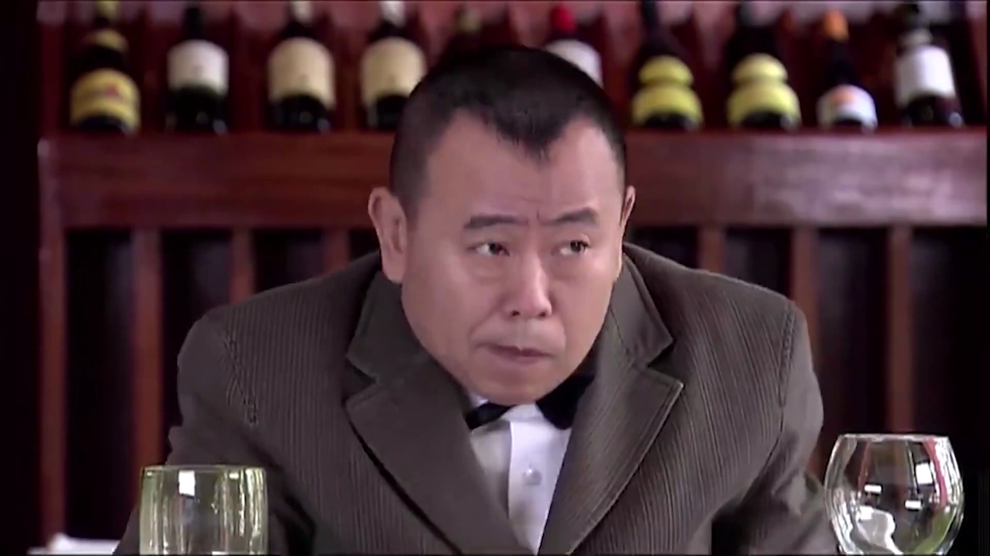 小伙去西餐厅吃饭,不料一看菜单吓傻了,这反应太搞笑