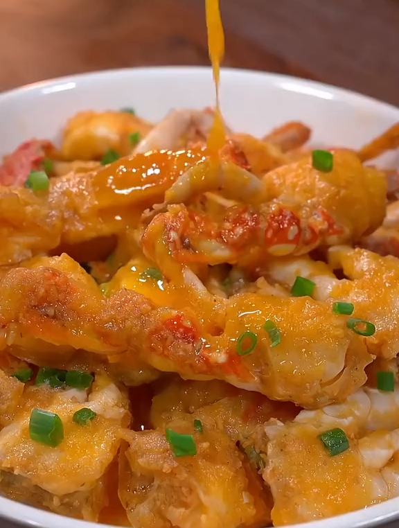 今年吃梭子蟹了吗学会这道咸蛋黄焗梭子蟹的做法,小朋友抢着吃~-度小