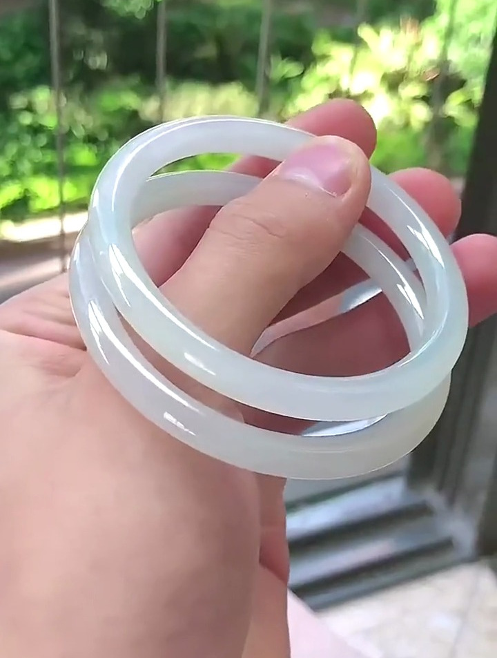 翡翠白月光叮当手镯,玉质细腻水润