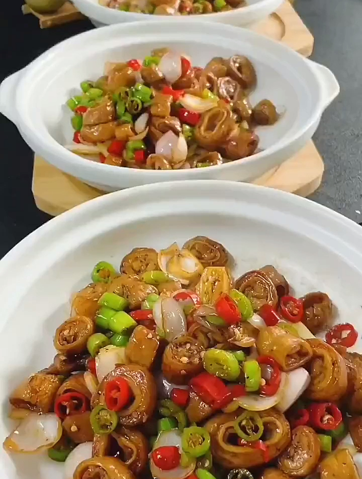 九味汁焗肥肠教程 真材实料才能做出好味道 跟着视频学做菜