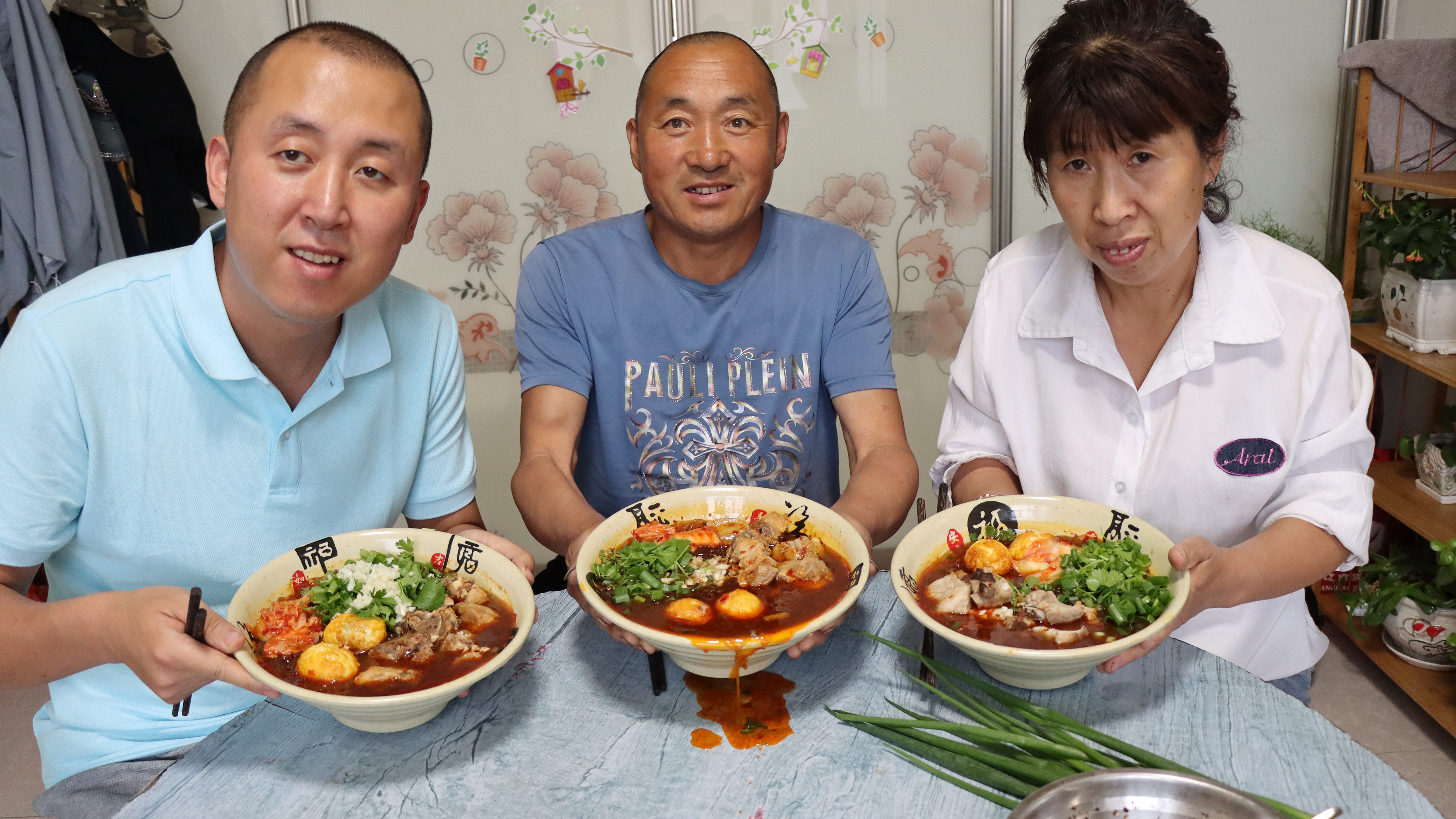 天气凉没胃口?买70元排骨整一锅酸辣粉,酸爽可口,简直太过瘾了