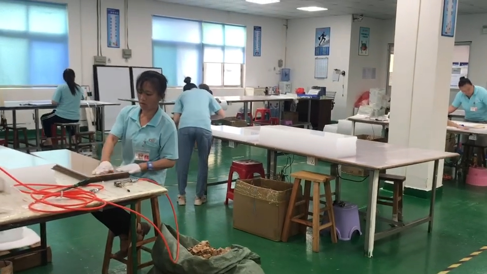 东莞工厂12:00下班,帅哥靓妹一起吃厂区午饭,有鱼有菜有甜豆汤