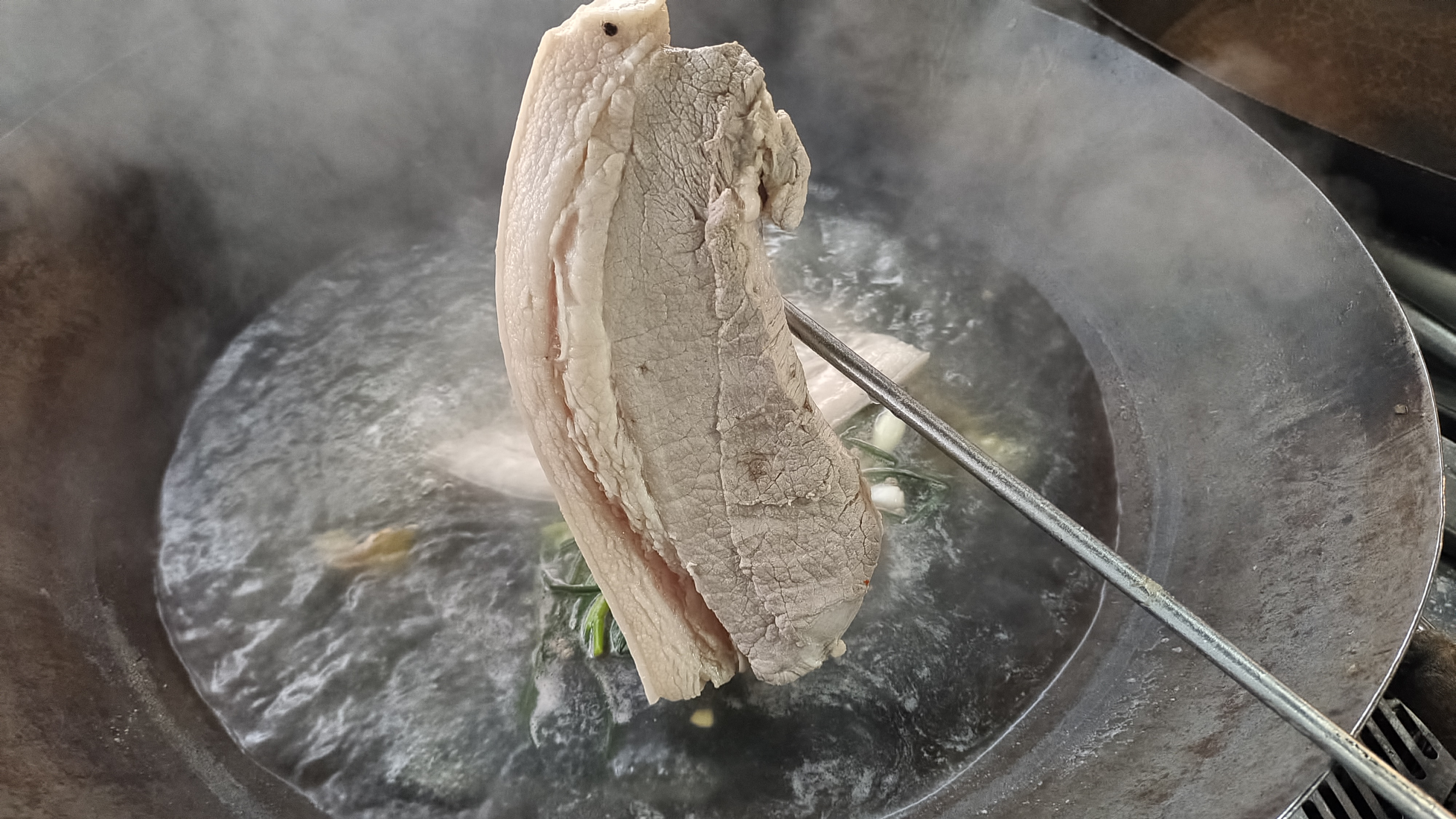 凉拌肉冷水下锅还是开水下锅？看厨师的操作，酱油都不是直接加