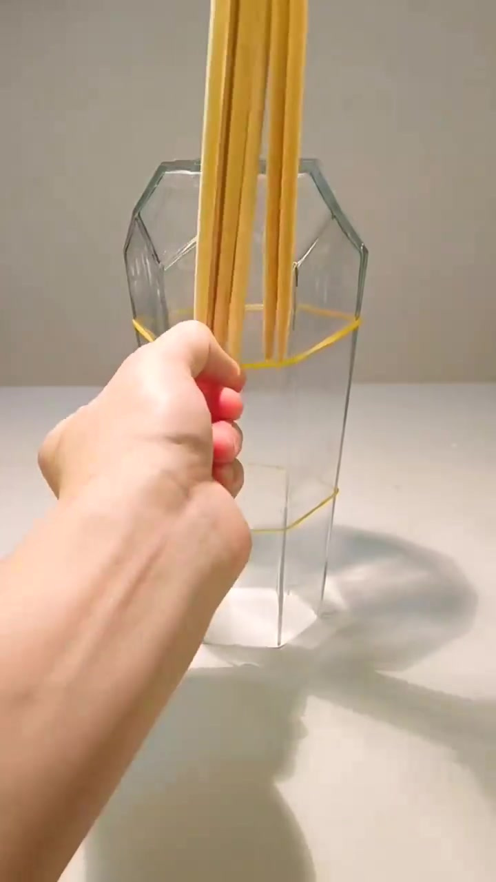 一次性筷子不要扔,可以做一个花瓶