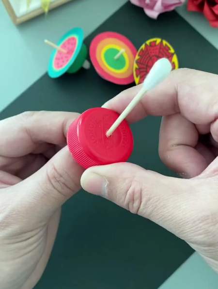 家里的瓶盖不要扔,和孩子做好玩的陀螺小手工-度小视