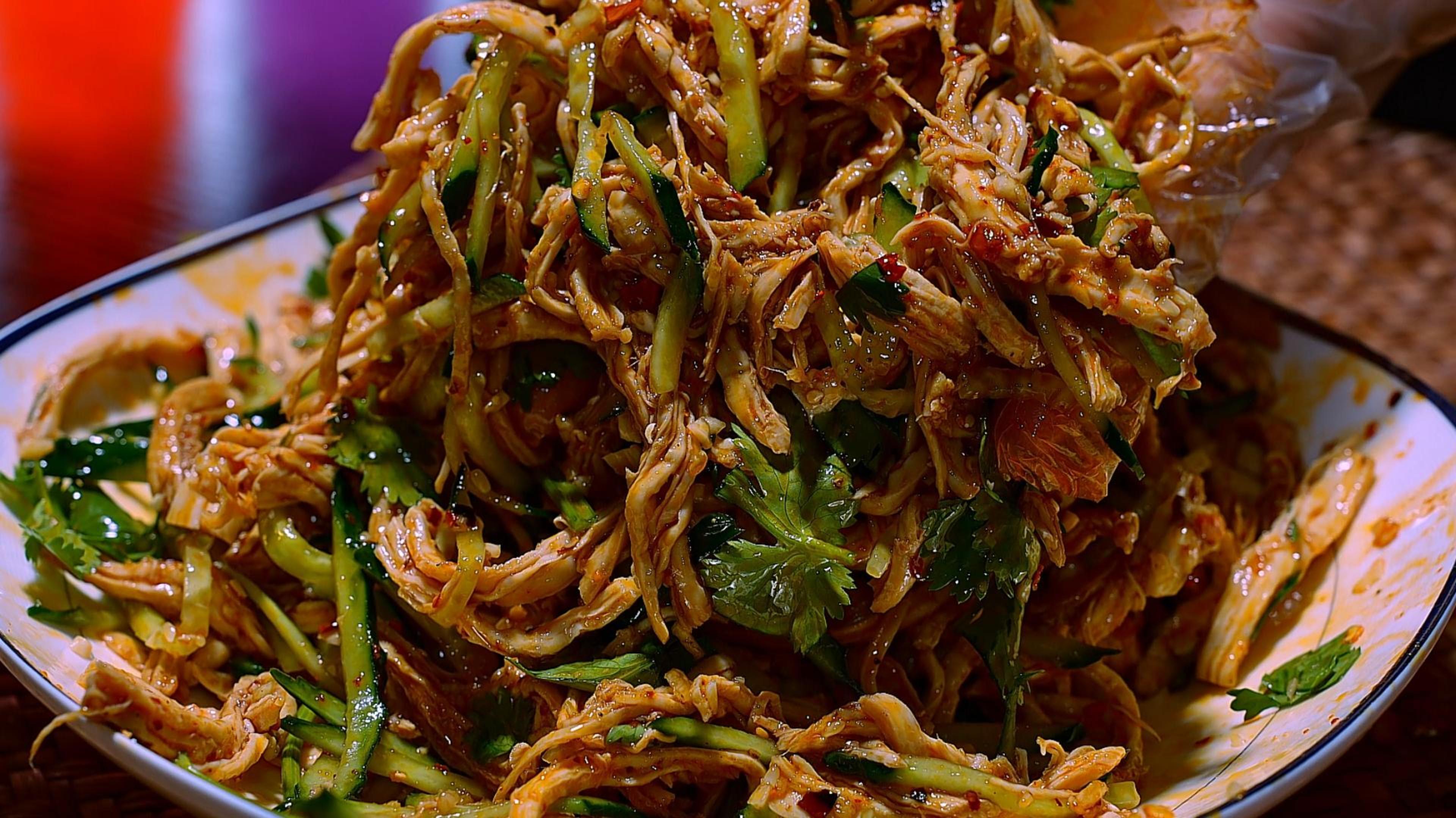 低卡低脂的凉拌鸡丝,口感鲜嫩不柴,麻辣爽口