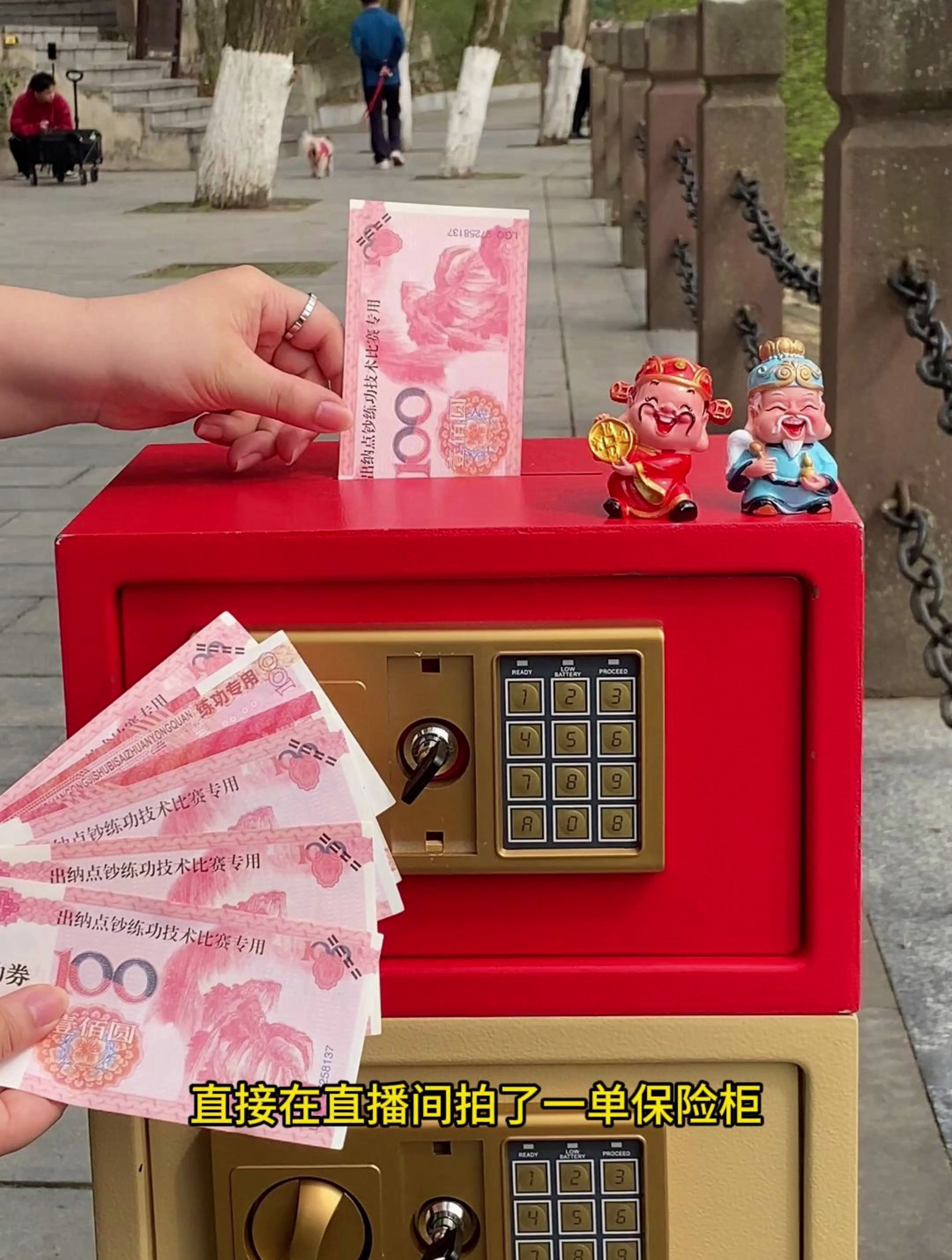 啥时候存钱都是为了自己啊,以后想过好日子,就从现在开始存钱!