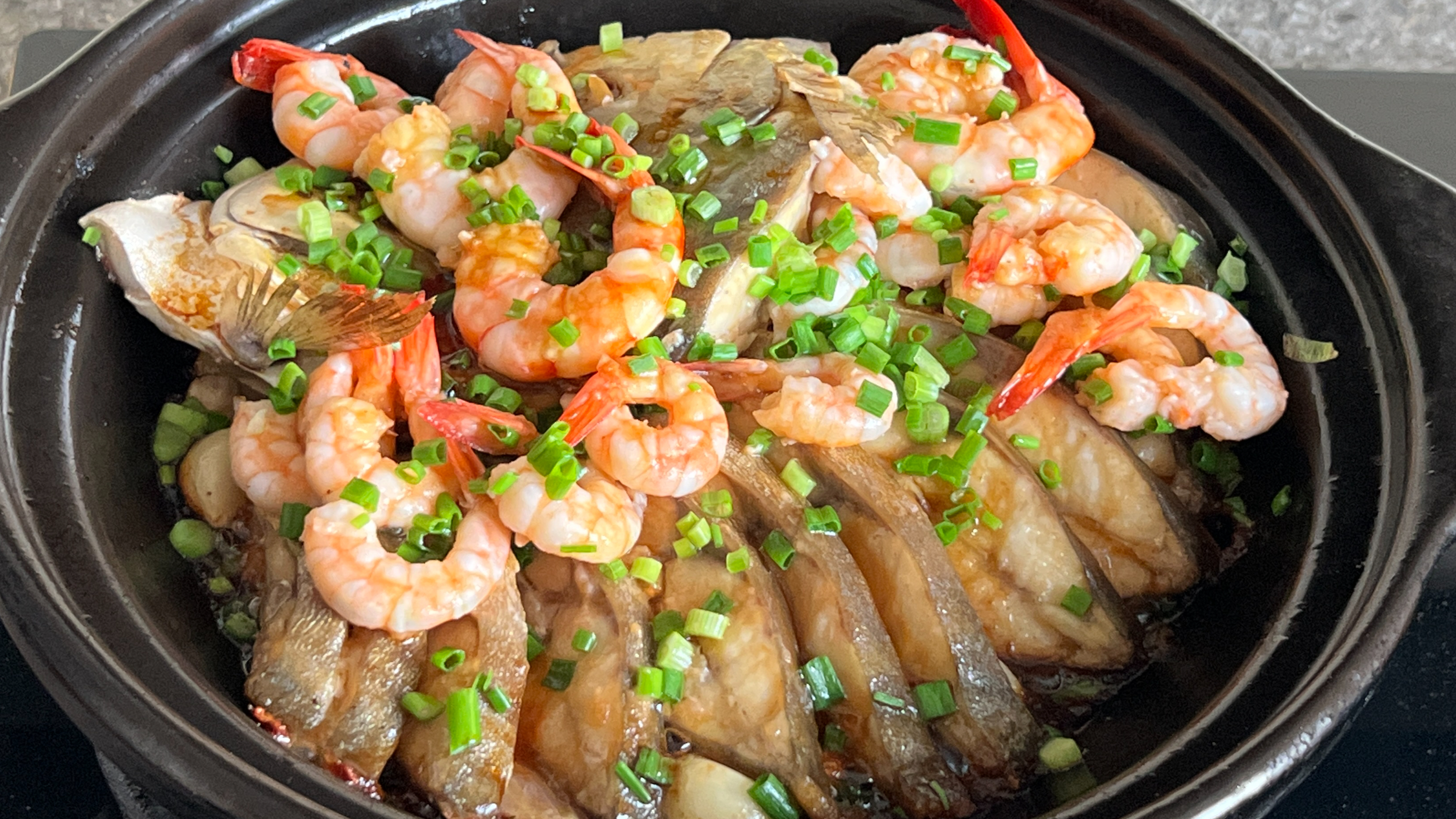 生焗虾仁金鲳鱼,出锅香气扑鼻,嫩滑鲜香,一点腥味也没有