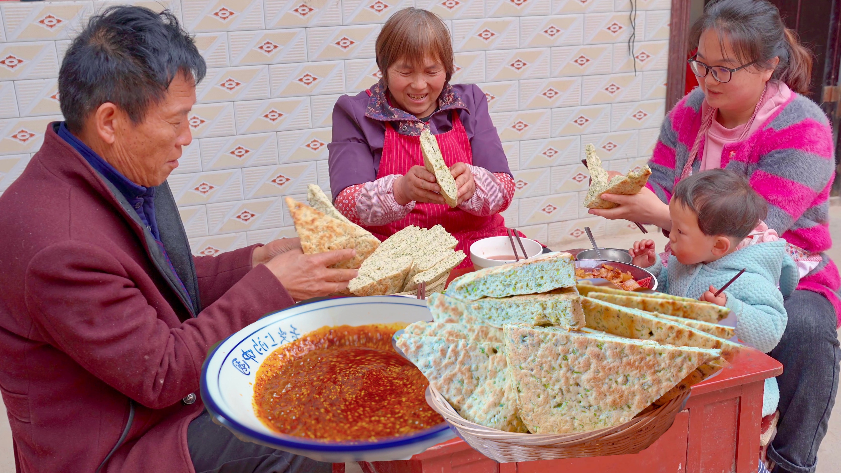 烙几个香菜锅盔，泼一盆油泼辣子，锅盔夹辣子太香咧！