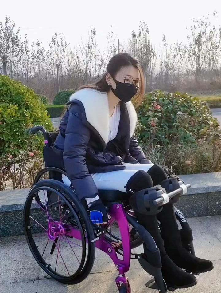 因意外导致双腿瘫痪不能行走坐上了轮椅-度小视