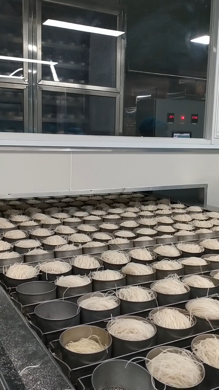 桶装速食粉丝生产线,酸辣粉加工设备带烘干加工粉饼效率高